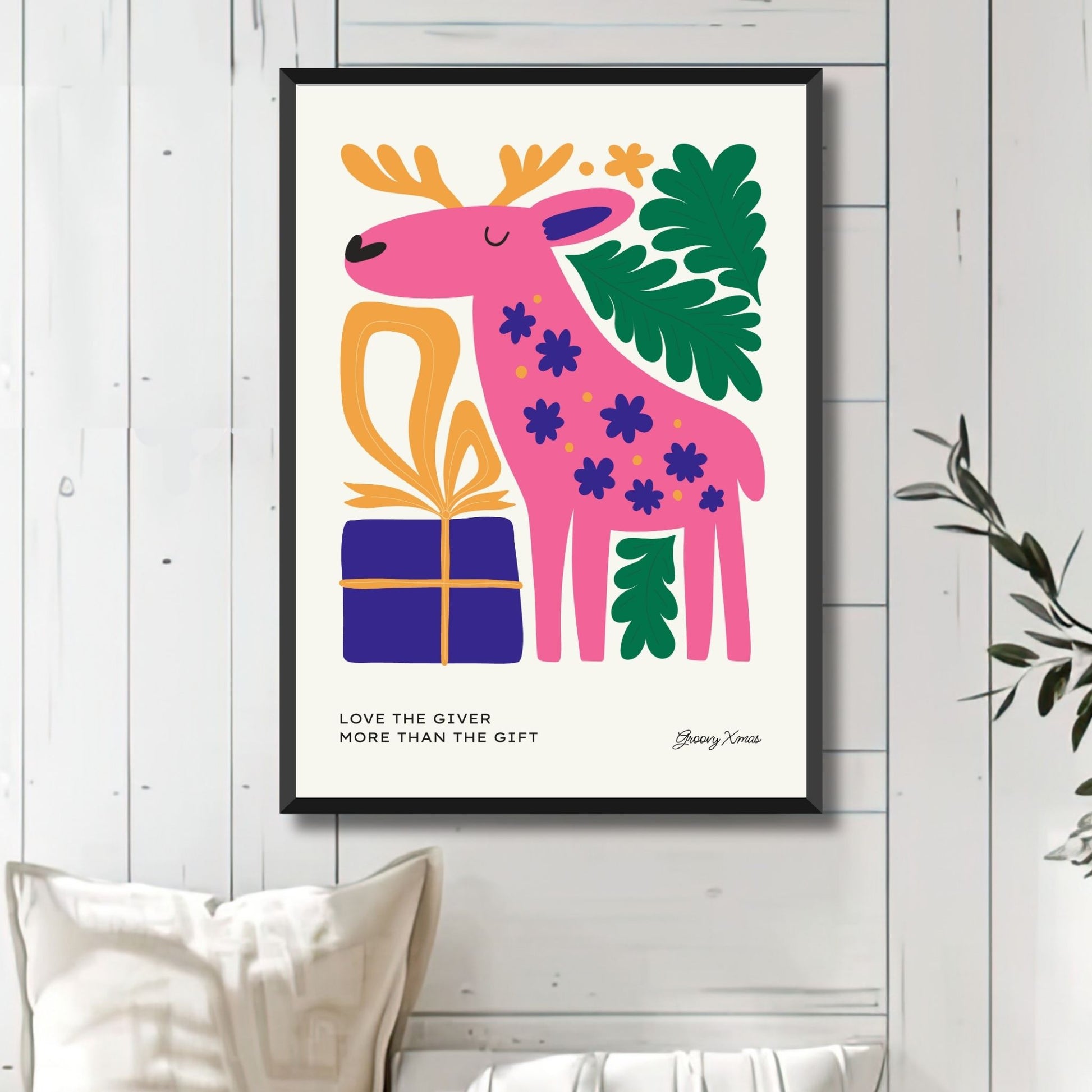 "Fargerik Julereinsdyr" er en livlig og moderne plakat som viser et rosa reinsdyr med julegaver. Illustrasjonsfoto viser plakat i sort ramme.