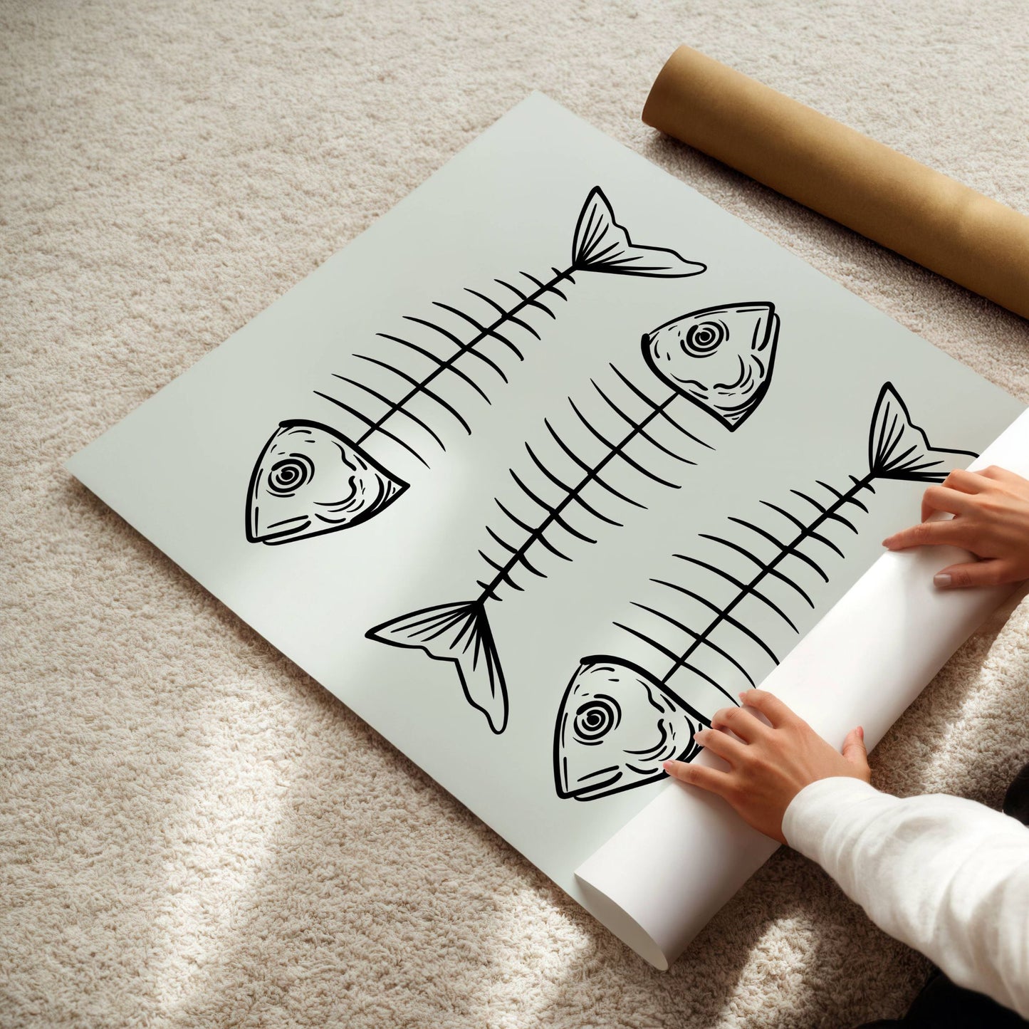 FISKEBEIN – grafisk plakat er en humoristisk og moderne illustrasjon med tre stiliserte fiskeskjelett, gjengitt i sort strek på lys bakgrunn. Illustrasjon viser plakat på print.