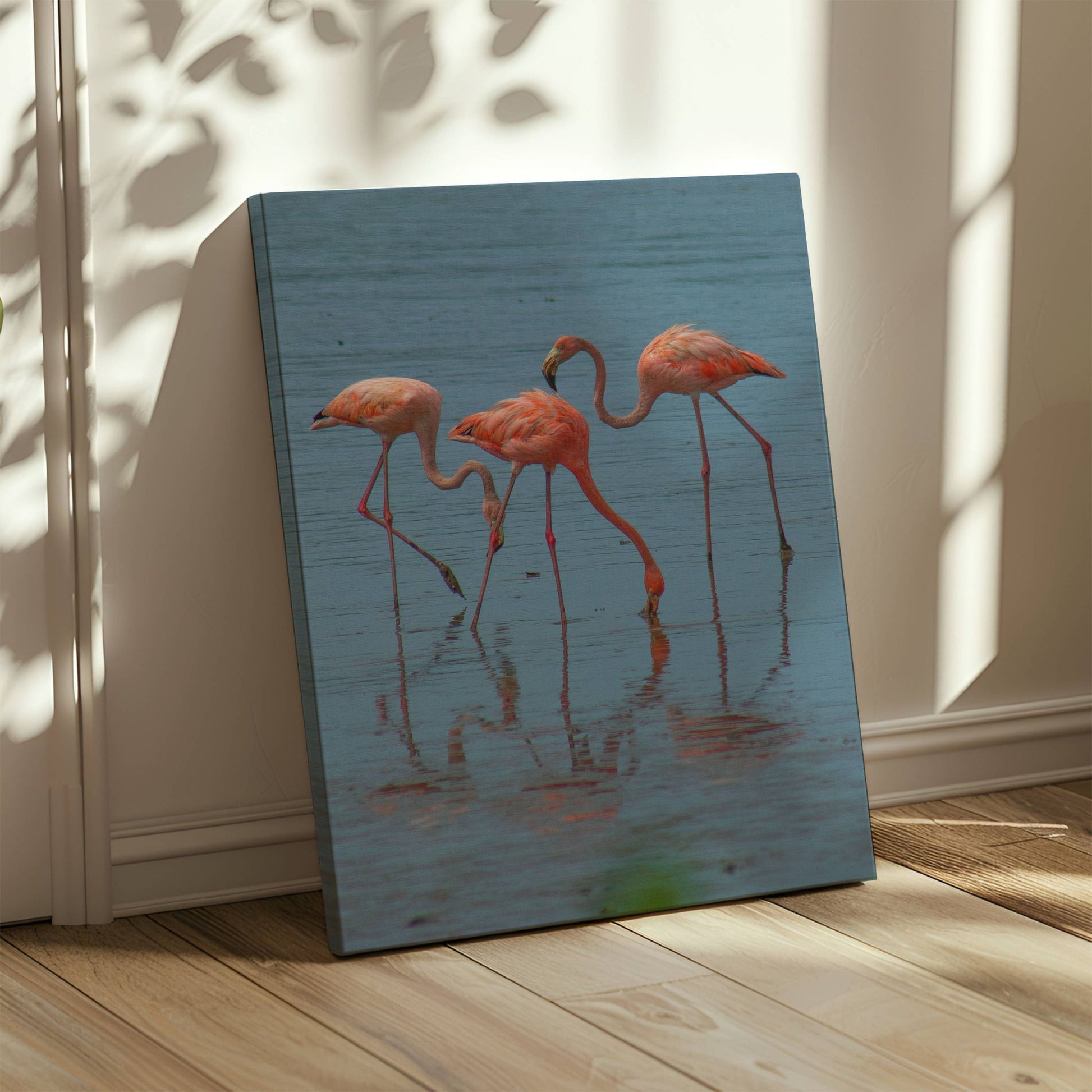 Dette fargerike naturmotivet fanger en gruppe flamingoer i stille vann, med vakre refleksjoner og rolige omgivelser. Illustrasjon viser motivet på lerret.