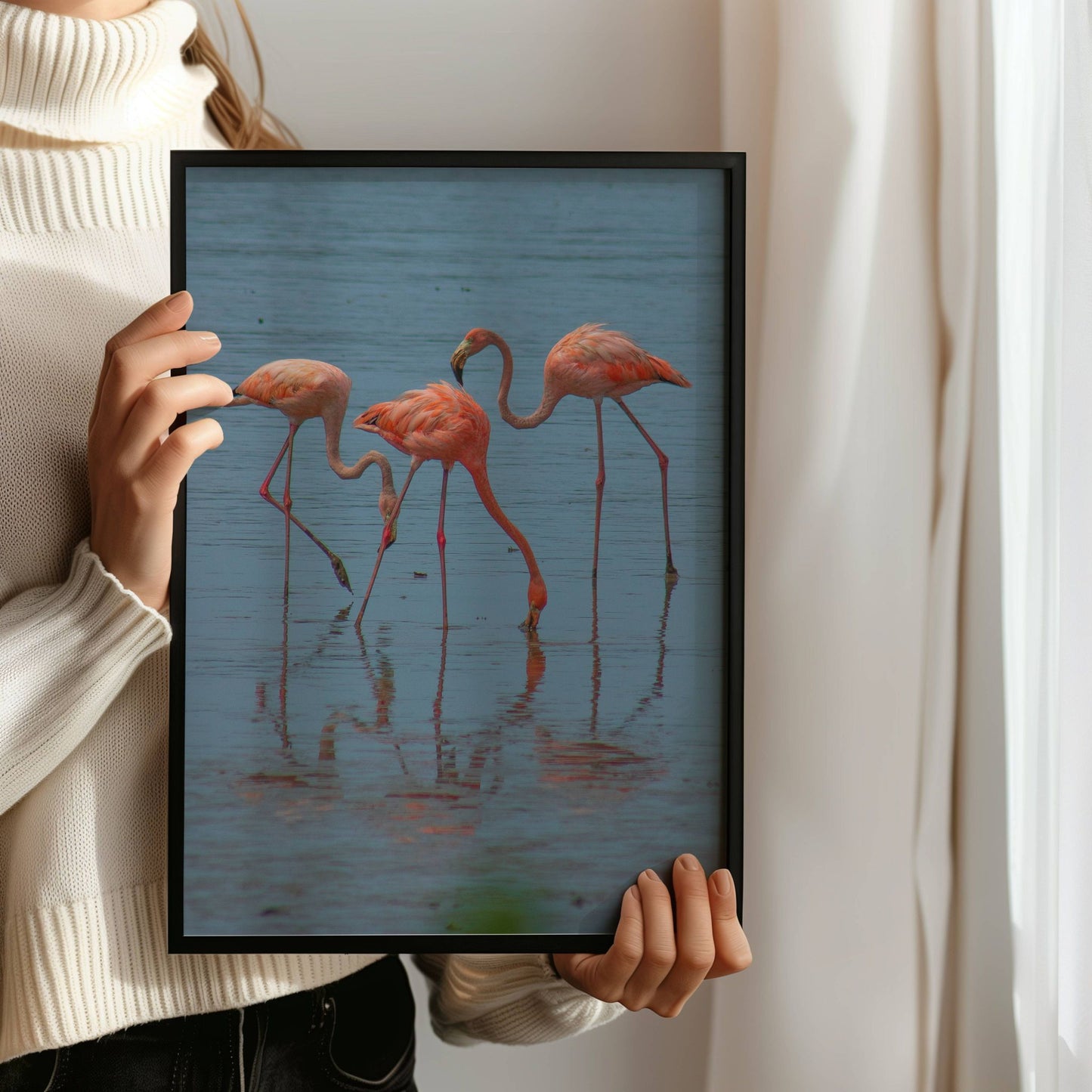 Dette fargerike naturmotivet fanger en gruppe flamingoer i stille vann, med vakre refleksjoner og rolige omgivelser. Illustrasjon viser motivet som plakat uten hvit kantlinje i sort ramme.