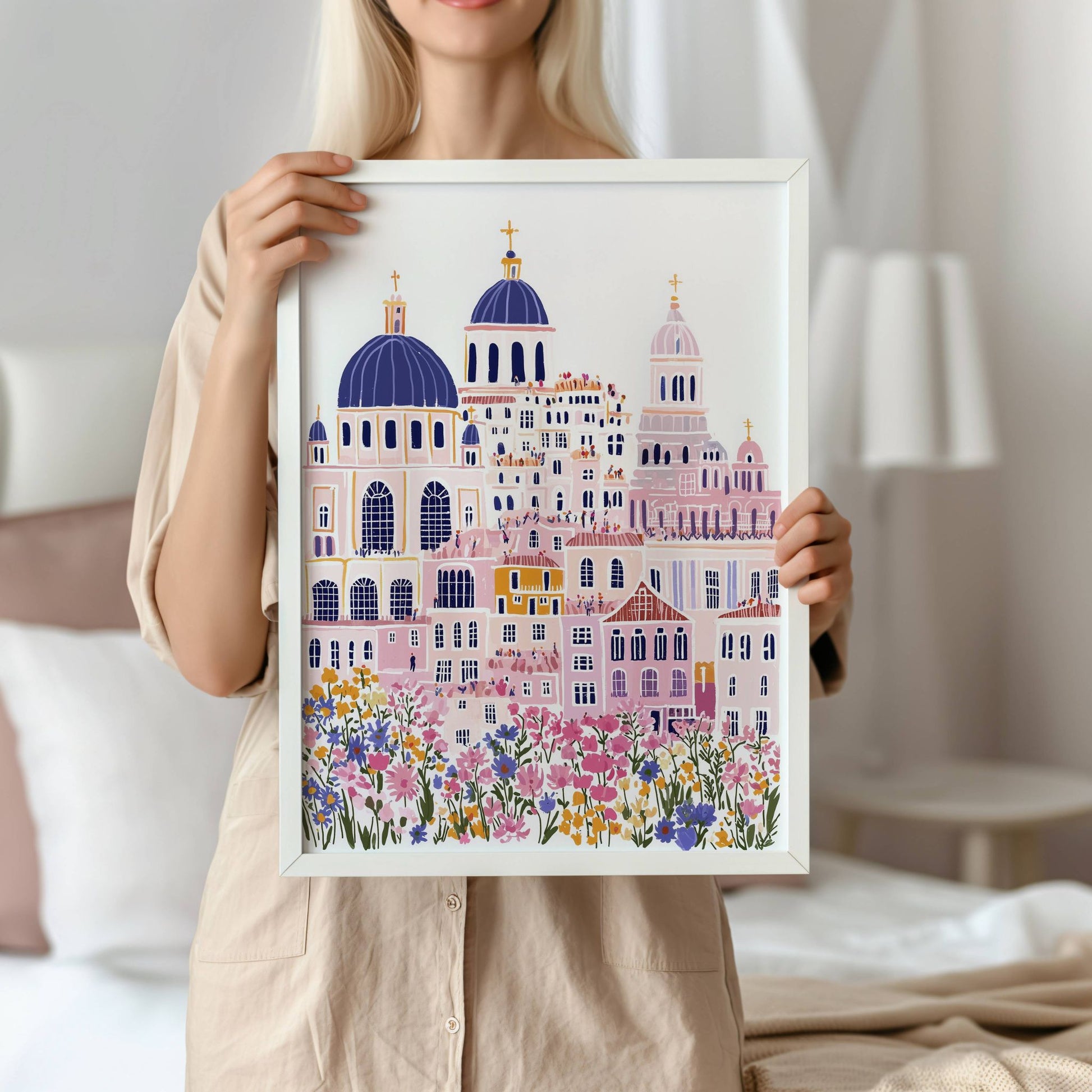 Floral Cityscape er en livlig kunstplakat og lerret som kombinerer storbyens arkitektoniske prakt med en eksplosjon av blomstrende farger. Illustrasjon viser motivet som plakat uten hvit kantlinje i ramme