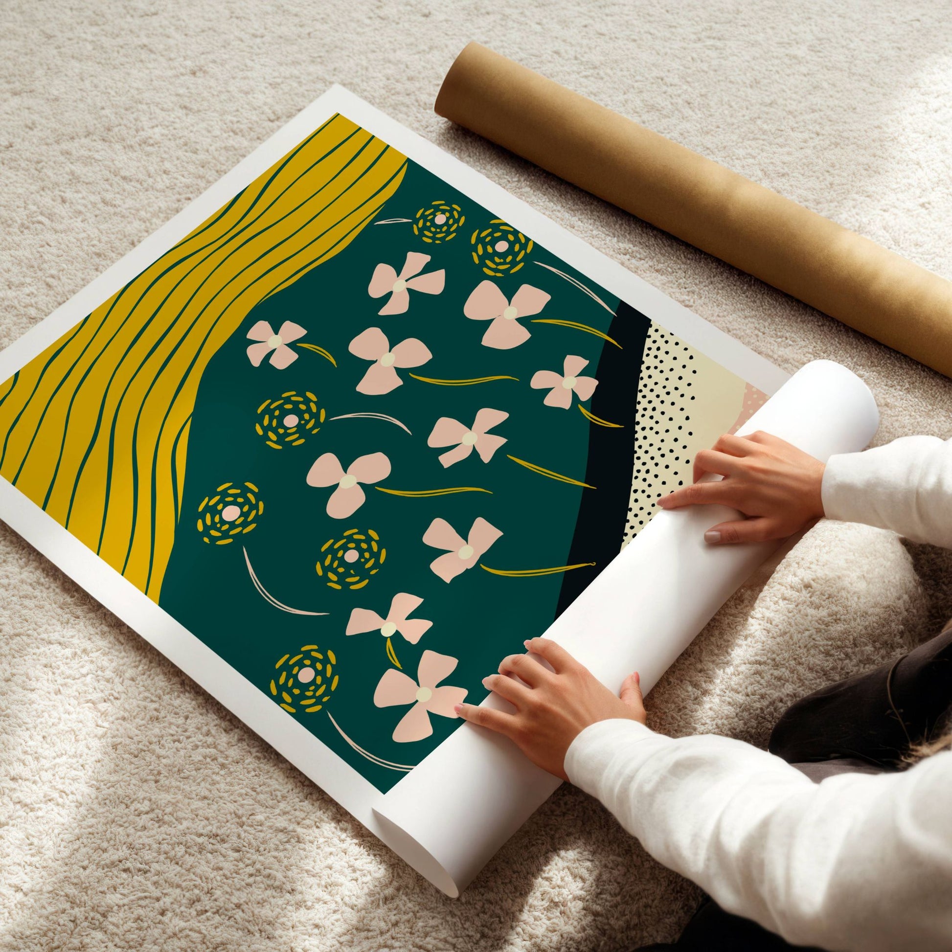Floral Groove Collection No4 – plakat er en del av en fargerik og moderne serie inspirert av stilisert botanikk og abstrakte former. Illustrasjon viser plakat på print.