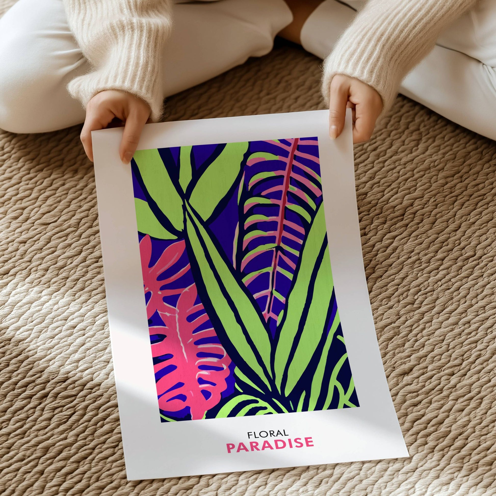 Floral Paradise No1 er en eksplosjon av farger og former – en botanisk plakat med tropiske blader i intens neonstil. Illustrasjon viser plakat på print.