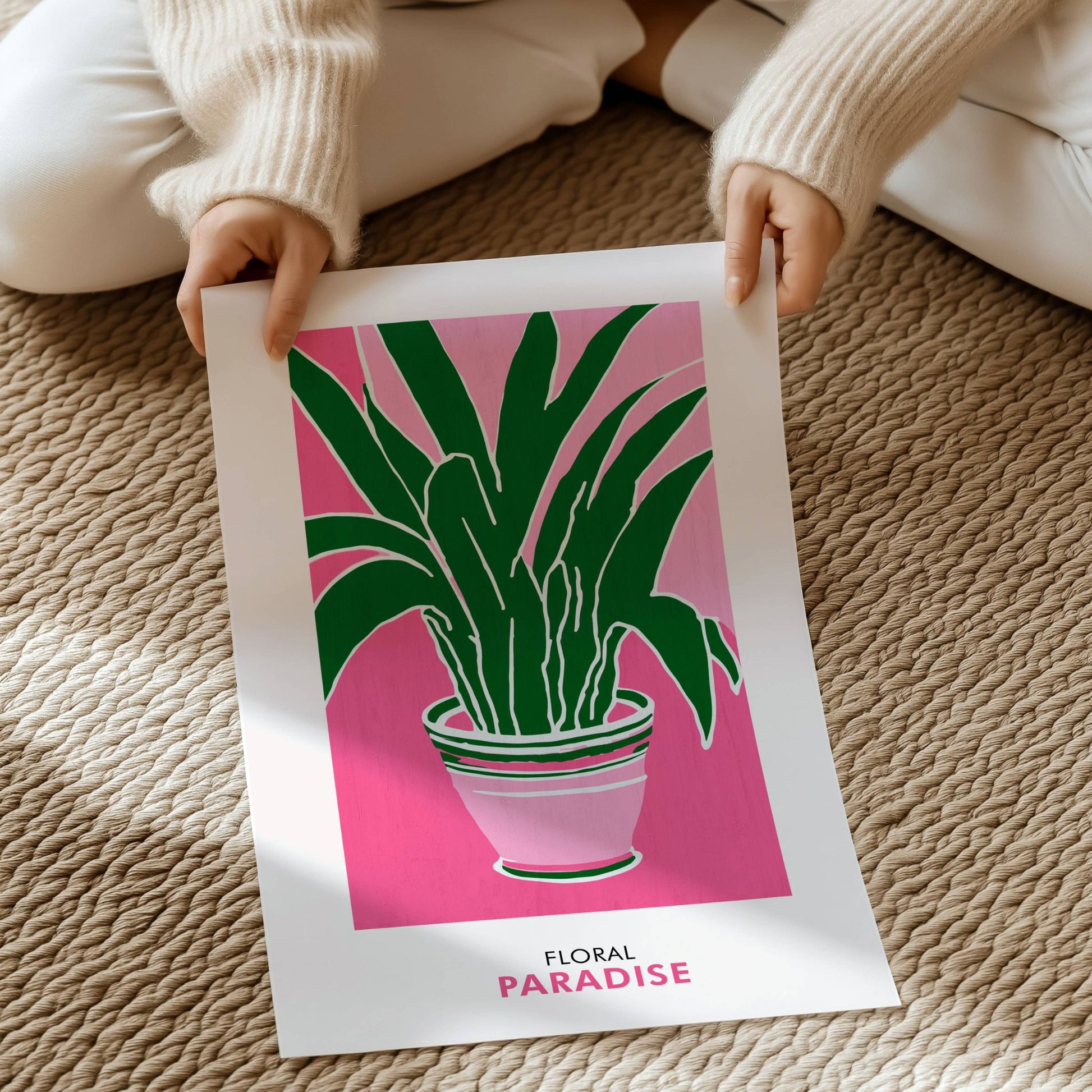 Floral Paradise No3 viser en frodig grønn plante i potte mot en sterk rosa bakgrunn – en visuell hyllest til naturen i moderne form. Illustrasjon viser plakat på print.