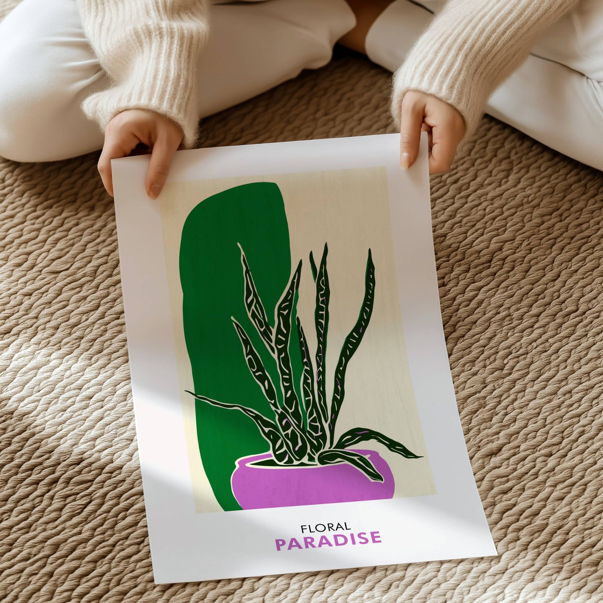 Floral Paradise No4 er en stilfull botanisk plakat med slangeplante i lilla potte og myk naturbakgrunn.  Illustrasjon viser plakat på print.