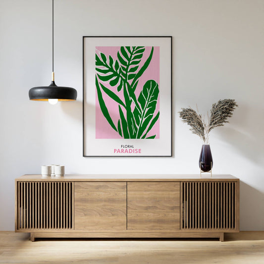 Floral Paradise No5 kombinerer forskjellige grønne blader med en leken rosa bakgrunn. Illustrasjon viser plakat i sort ramme.