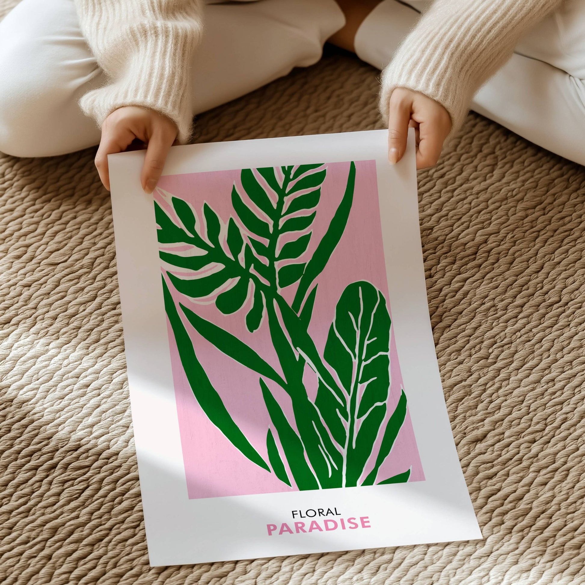 Floral Paradise No5 kombinerer forskjellige grønne blader med en leken rosa bakgrunn. Illustrasjon viser plakat på print.