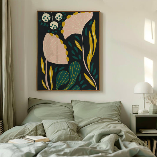 Floral Groove Collection No3 – plakat er en del av en fargerik og moderne serie inspirert av stilisert botanikk og abstrakte former. Illustrasjon viser plakat i ramme over en seng.