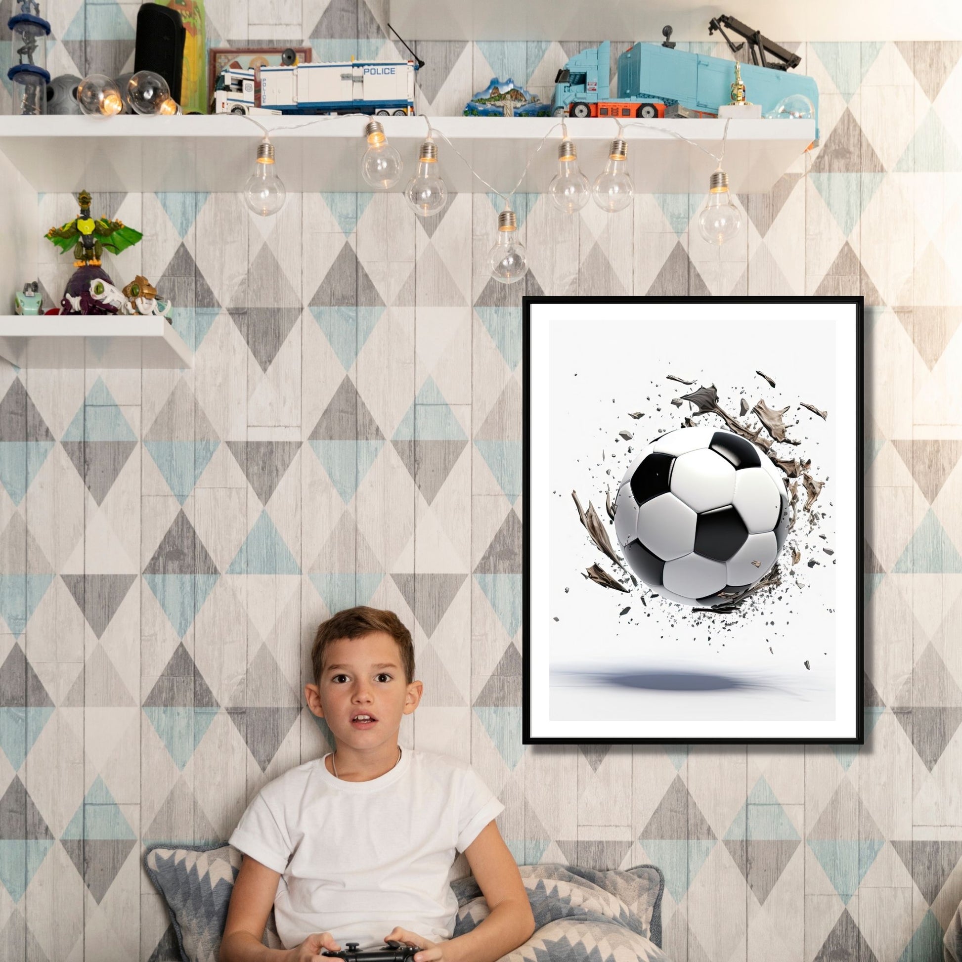 Grafisk motiv av en fotball med sølepytt. Illustrasjon viser plakat i sort ramme på en vegg i et gutterom.