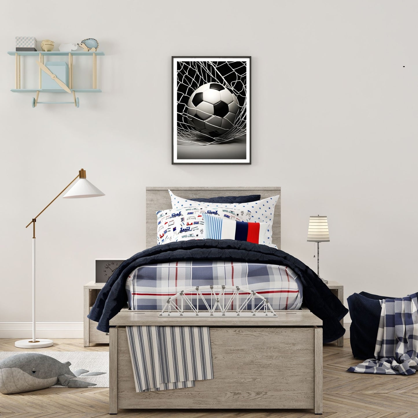 Grafisk motiv av en fotball i nettet. Illustrasjon viser plakat i sort ramme på en vegg i et barnerom.