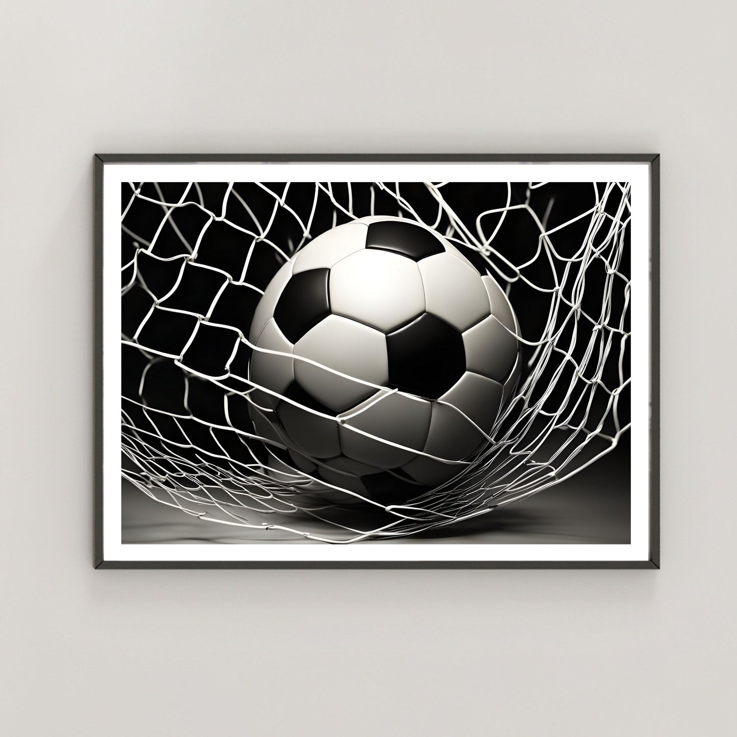 Grafisk motiv av en fotball i nettet. Illustrasjon viser plakat i sort ramme på en vegg .
