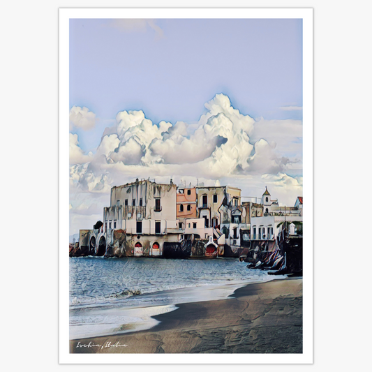Fotoplakat fra centro storico, Ischia. Små, murbygninger i hvitt og pastell, og sandstrand.. Blå himmel med markerte skyer. Typisk sjarmerende italiensk. Plakaten er bearbeidet grafisk for å få sitt særpreg, og den har hvit kantlinje rundt.