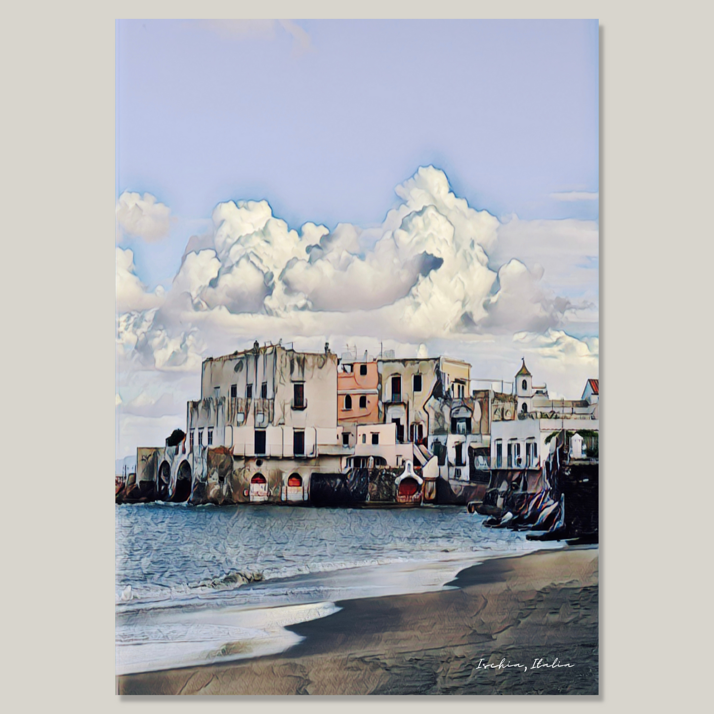 Fotolerret fra centro storico, Ischia. Små, murbygninger i hvitt og pastell, og sandstrand.. Blå himmel med markerte skyer. Typisk sjarmerende italiensk. Motivet er bearbeidet grafisk for å få sitt særpreg.