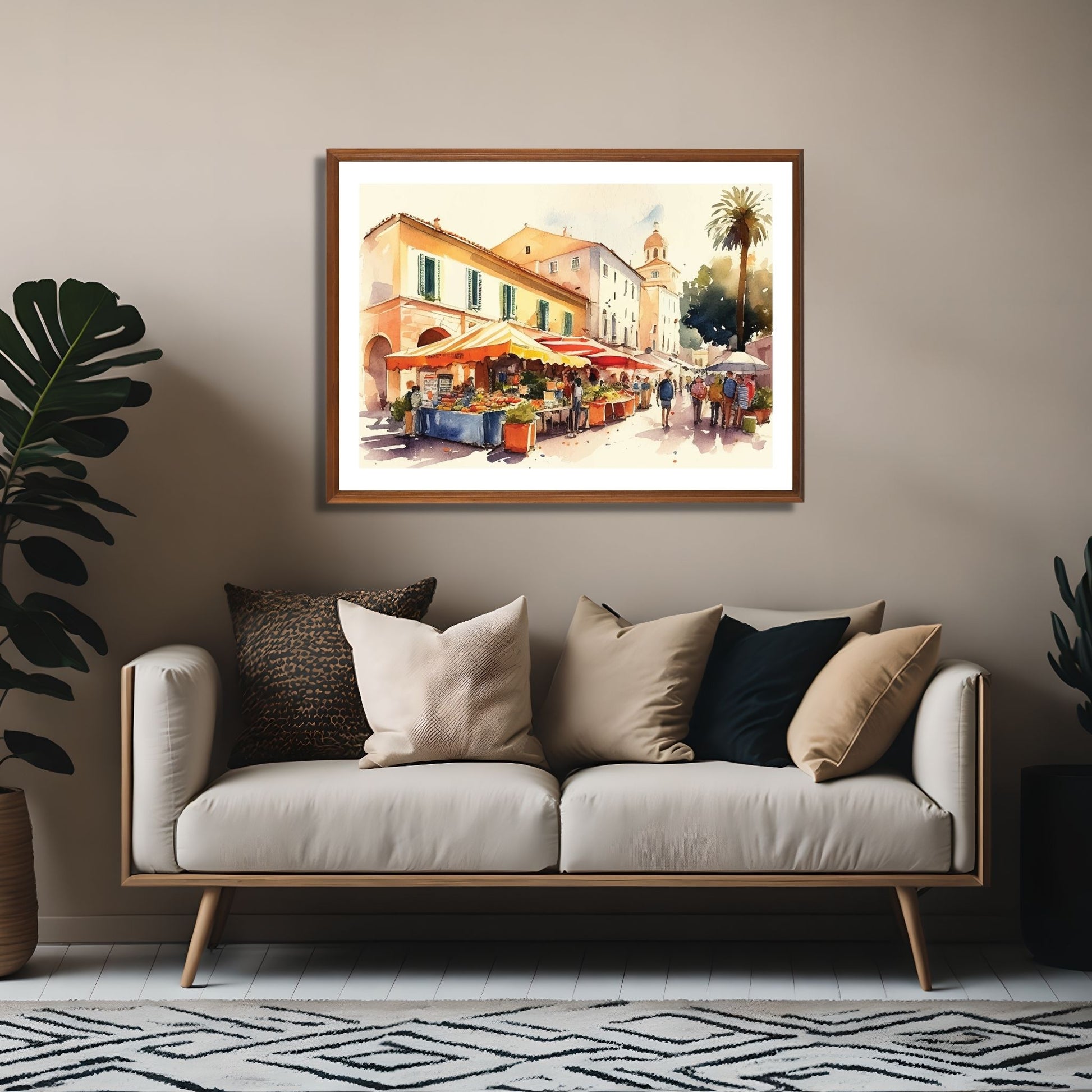 Grafisk akvarell av en sjarmerende liten Fransk landsby. Motivet viser at det er torgdag i byen. Illustrasjon som viser motivet som plakat i ramme av eik. Bildet henger på en vegg over en sofa.