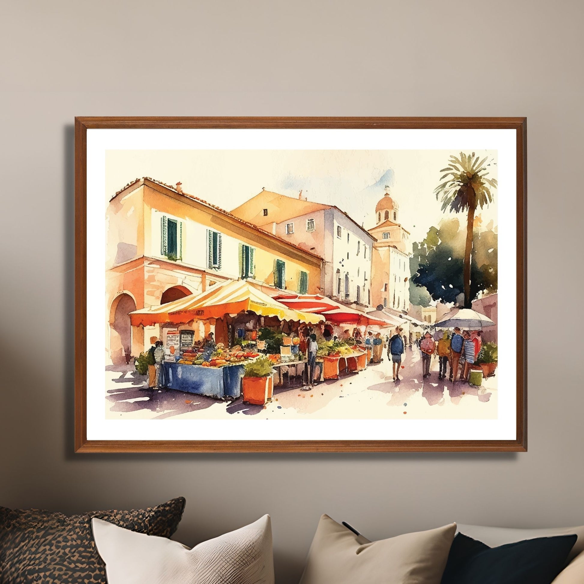 Grafisk akvarell av en sjarmerende liten Fransk landsby. Motivet viser at det er torgdag i byen. Illustrasjon som viser motivet som plakat i ramme av eik. Bildet henger på en vegg over en sofa.