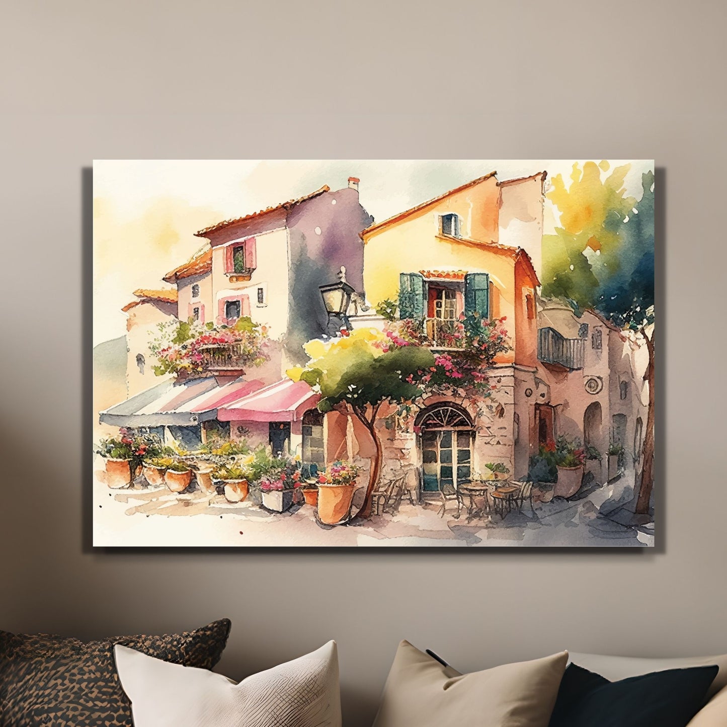 Grafisk akvarell av sjarmerende, liten Fransk landsby. Motivet viser små hus med balkonger, klatreplanter og planter i krukker. Illustrasjon viser motivet på lerret. Bildet henger på en vegg over en sofa.