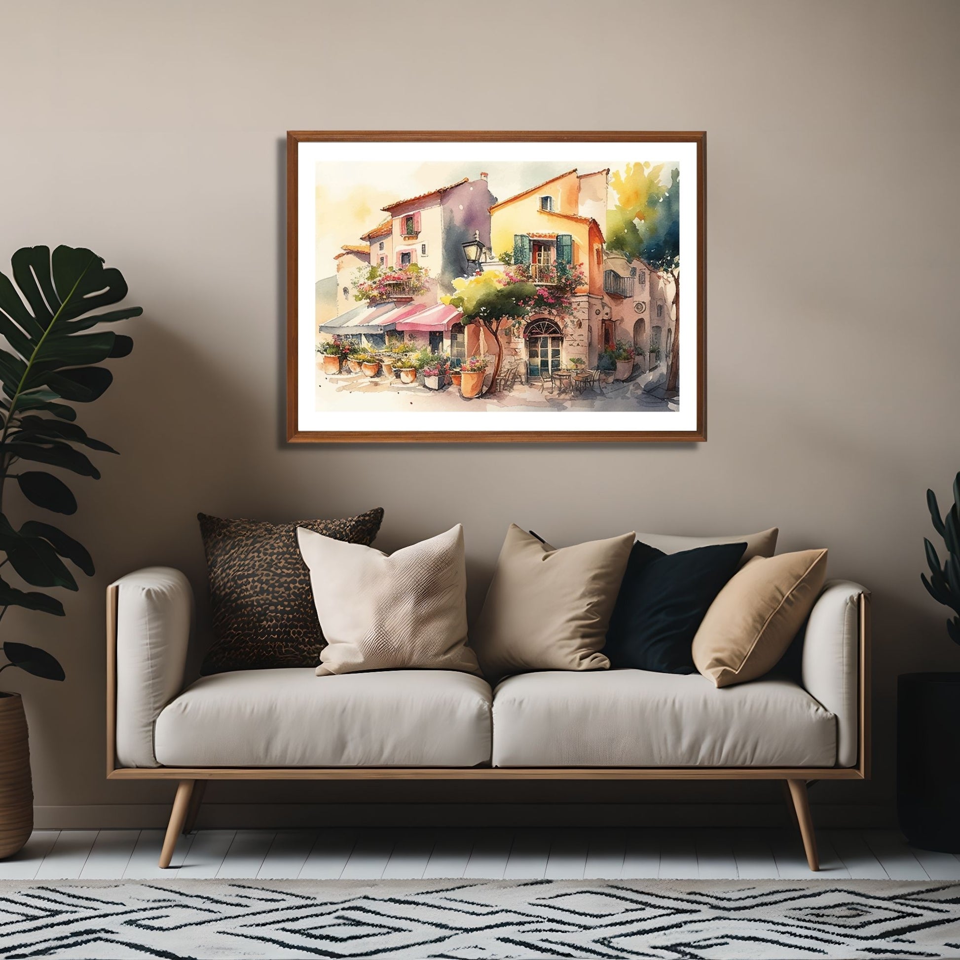 Grafisk akvarell av sjarmerende, liten Fransk landsby. Motivet viser små hus med balkonger, klatreplanter og planter i krukker. Illustrasjon som viser motivet som plakat i ramme av eik. Bildet henger på en vegg over en sofa.