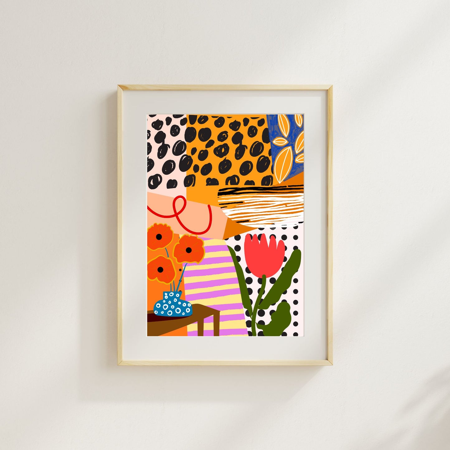 Funky Flora No3 er en plakat som feirer det lekne og det livlige – en eksplosjon av farger, former og florale uttrykk i moderne, grafisk stil. Illustrasjonen viser plakat med passepartout i eik ramme.