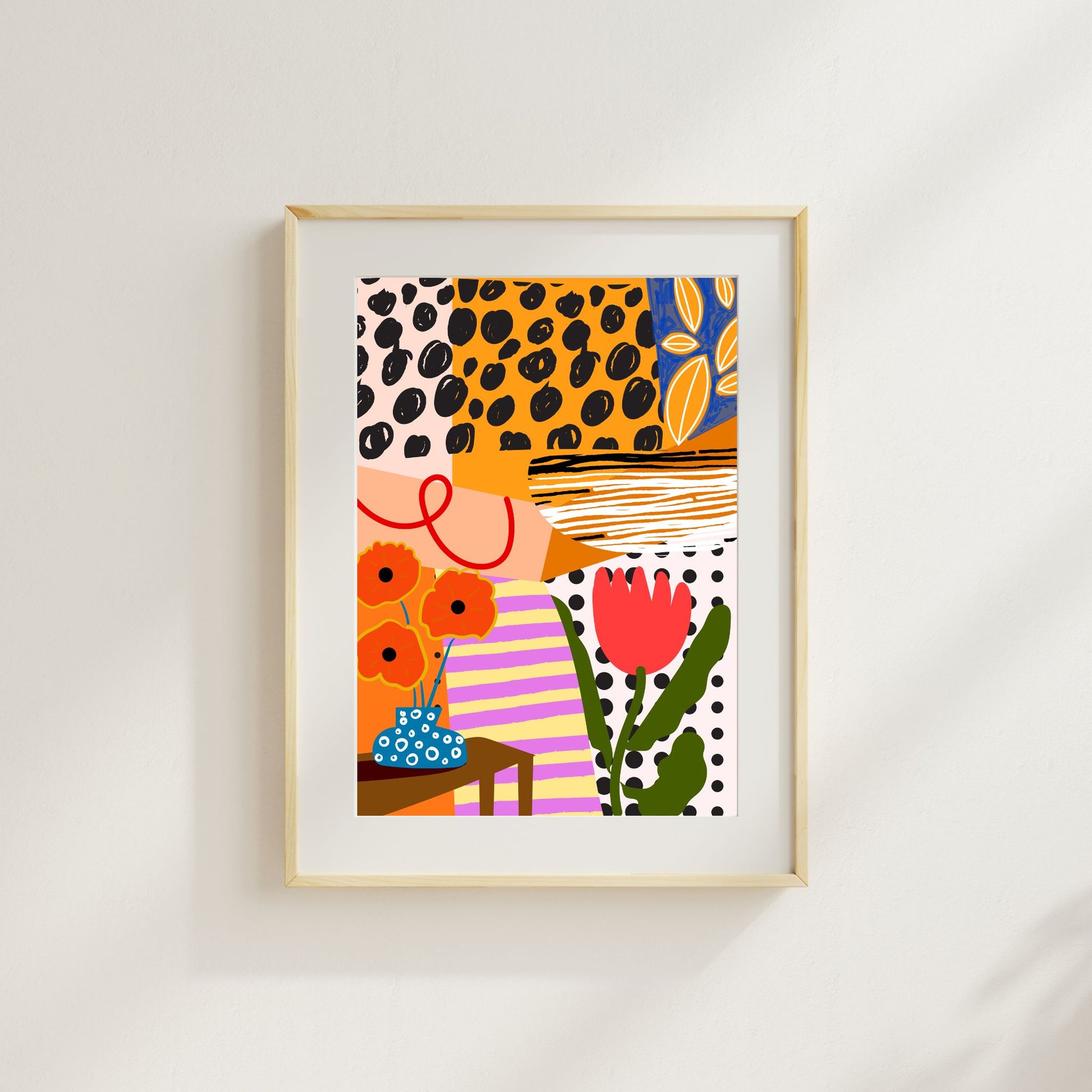 Funky Flora No3 er en plakat som feirer det lekne og det livlige – en eksplosjon av farger, former og florale uttrykk i moderne, grafisk stil. Illustrasjonen viser plakat med passepartout i eik ramme.