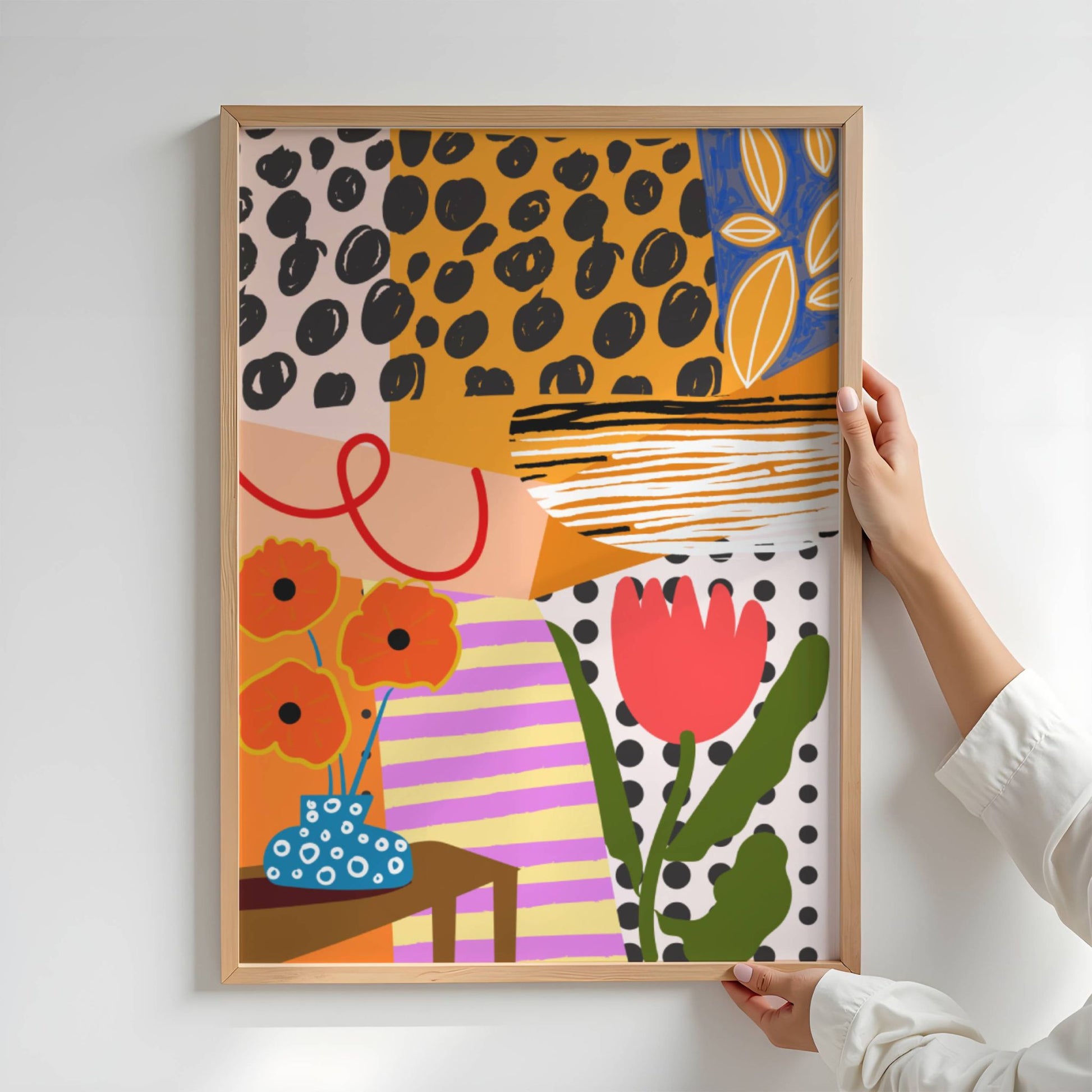 Funky Flora No3 er en plakat som feirer det lekne og det livlige – en eksplosjon av farger, former og florale uttrykk i moderne, grafisk stil. Illustrasjonen viser plakat uten hvit kant i eik ramme.