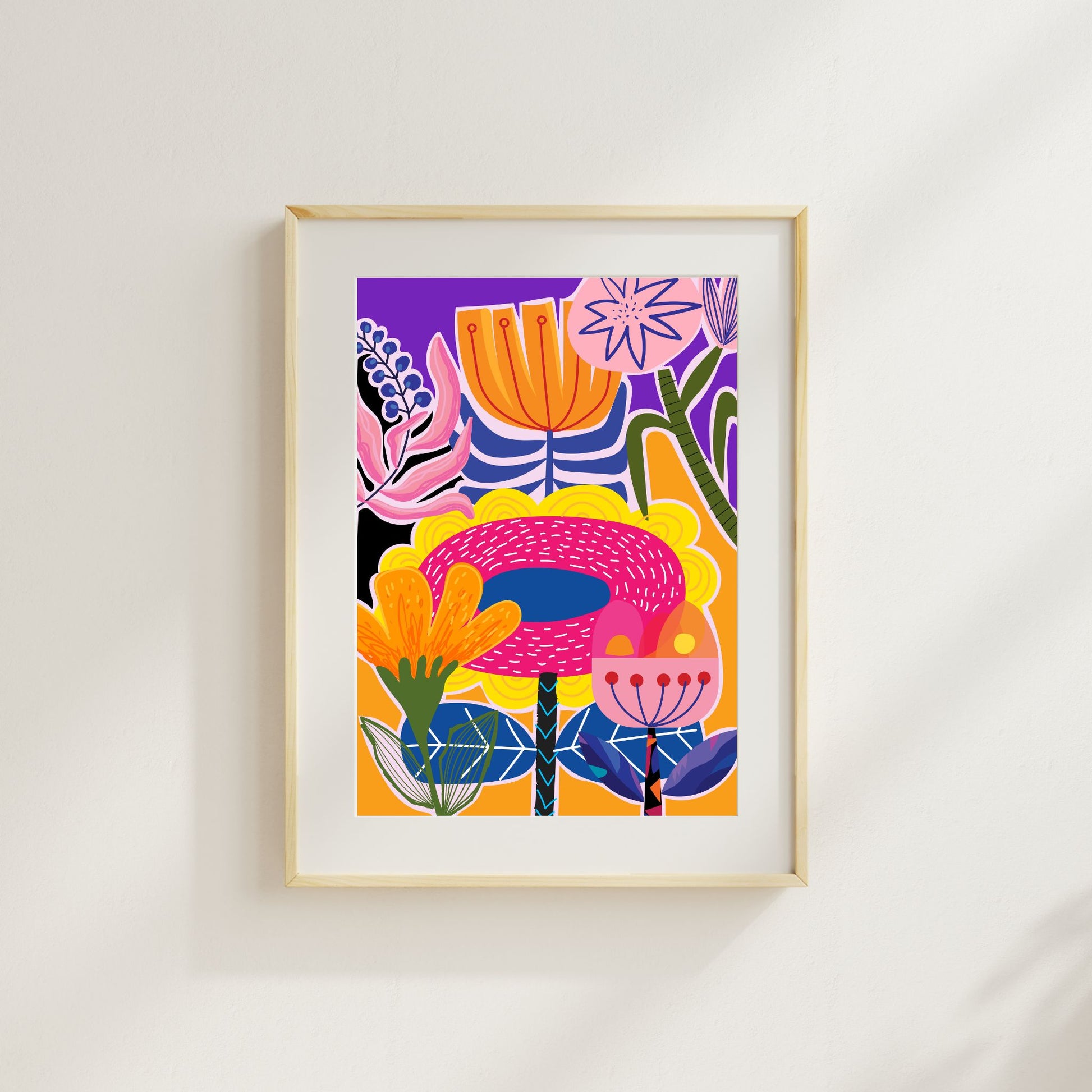 Funky Flora No4 er en plakat som feirer det lekne og det livlige – en eksplosjon av farger, former og florale uttrykk i moderne, grafisk stil. Illustrasjonen viser plakat med passepartout i eik ramme.