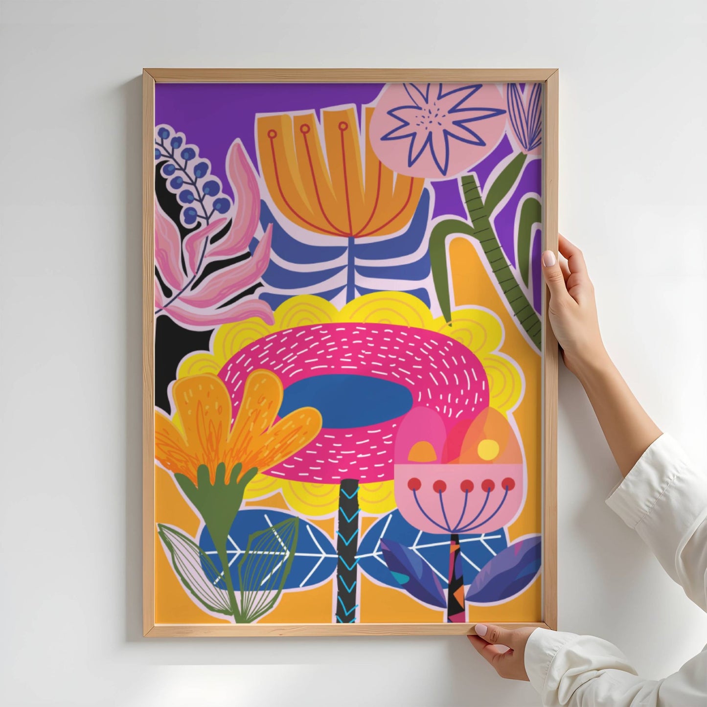 Funky Flora No4 er en plakat som feirer det lekne og det livlige – en eksplosjon av farger, former og florale uttrykk i moderne, grafisk stil. Illustrasjonen viser plakat uten hvit kant i eik ramme.