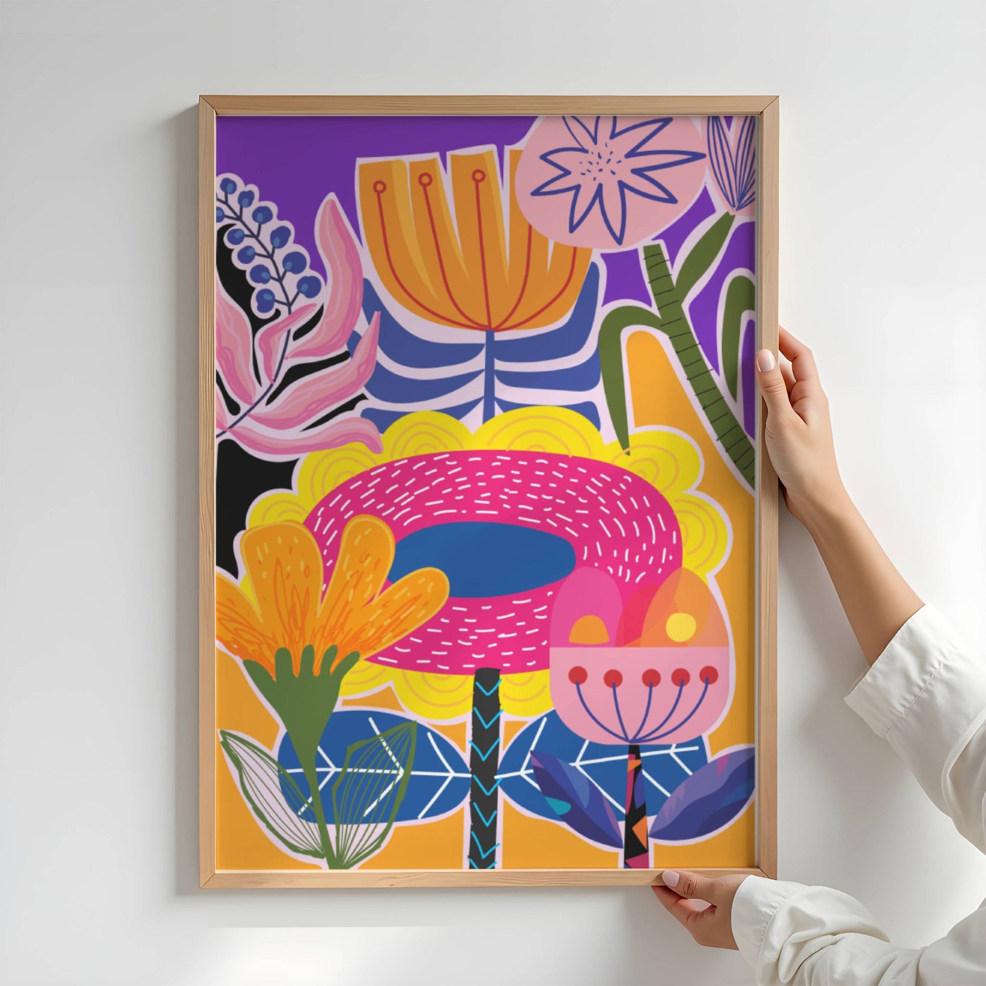 Funky Flora No4 er en plakat som feirer det lekne og det livlige – en eksplosjon av farger, former og florale uttrykk i moderne, grafisk stil. Illustrasjonen viser plakat uten hvit kant i eik ramme.