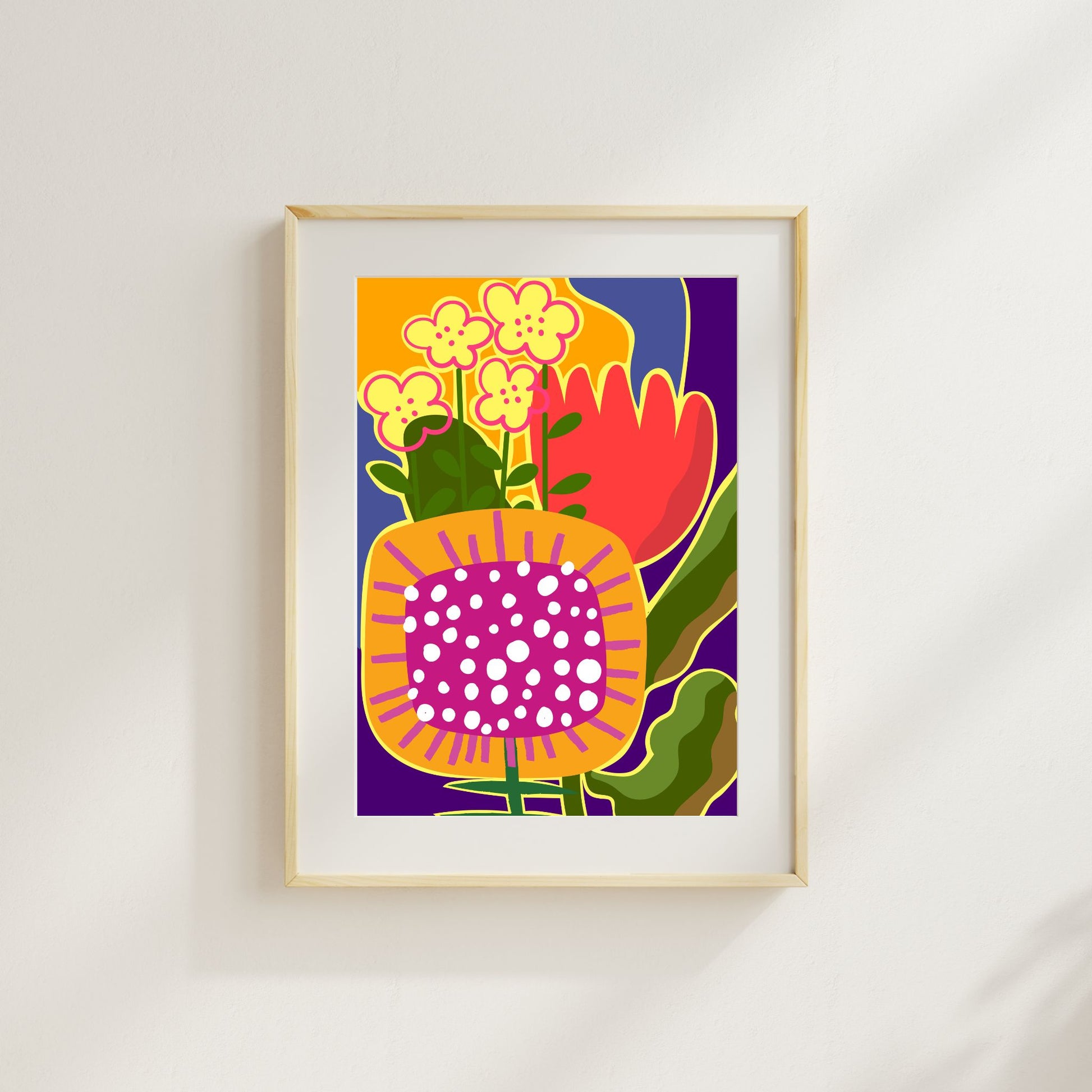 Funky Flora No5 er en plakat som feirer det lekne og det livlige – en eksplosjon av farger, former og florale uttrykk i moderne, grafisk stil. Illustrasjonen viser plakat med passepartout i eik ramme.