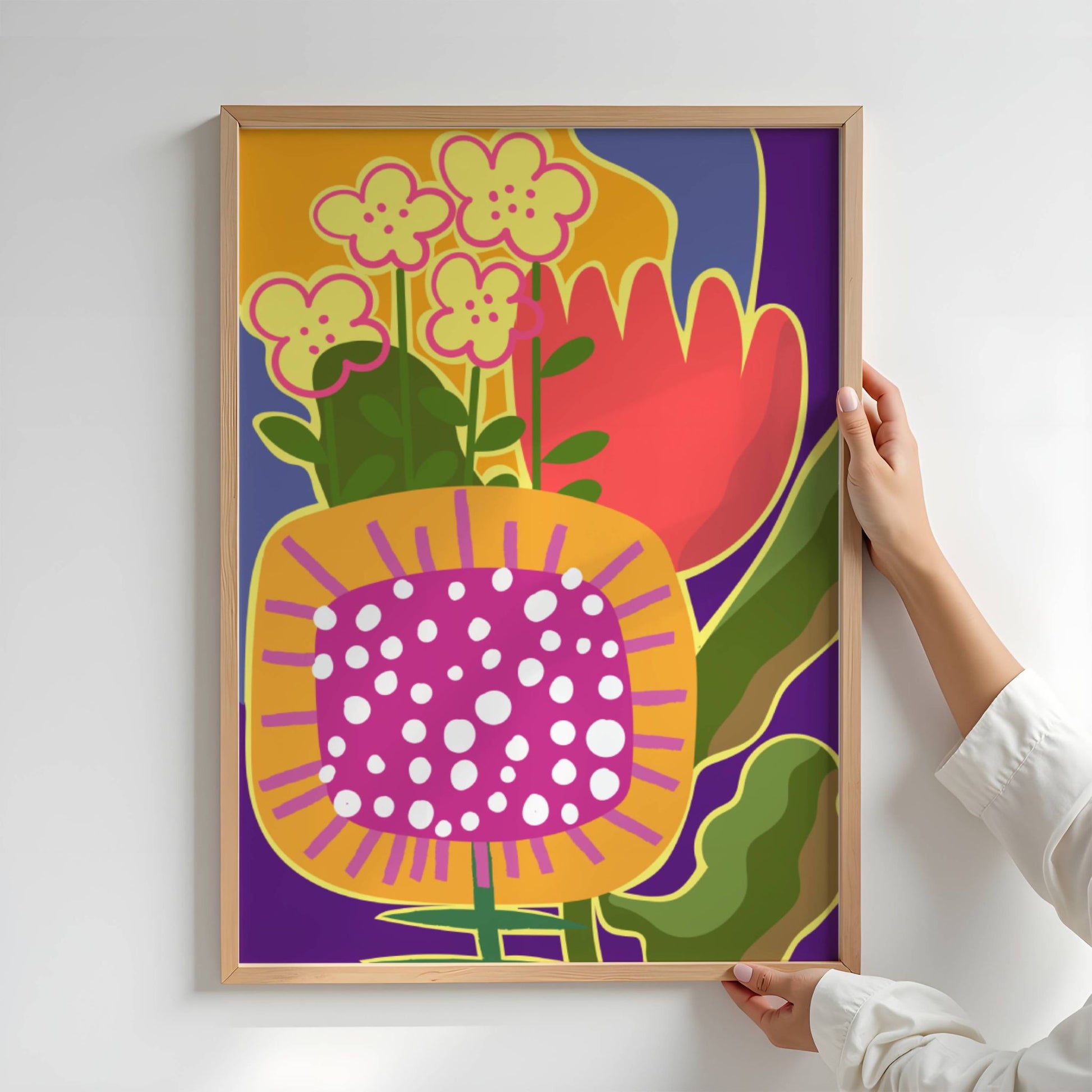 Funky Flora No5 er en plakat som feirer det lekne og det livlige – en eksplosjon av farger, former og florale uttrykk i moderne, grafisk stil. Illustrasjonen viser plakat uten hvit kant i eik ramme.