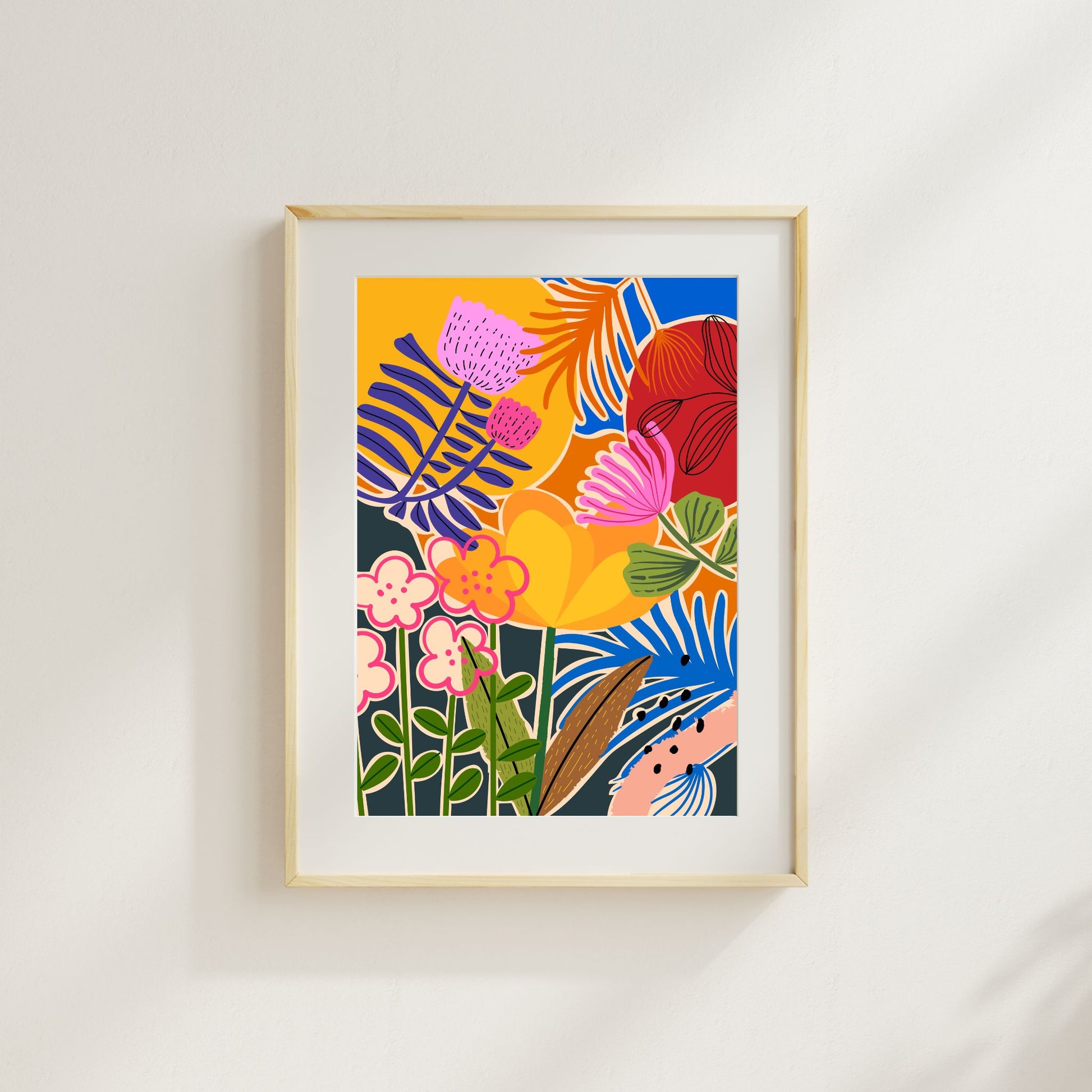 Funky Flora No6 er en plakat som feirer det lekne og det livlige – en eksplosjon av farger, former og florale uttrykk i moderne, grafisk stil. Illustrasjonen viser plakat med passepartout i eik ramme.