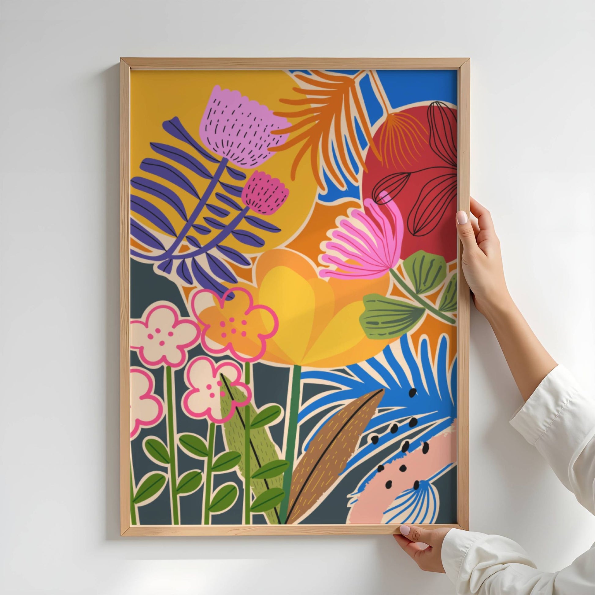 Funky Flora No6 er en plakat som feirer det lekne og det livlige – en eksplosjon av farger, former og florale uttrykk i moderne, grafisk stil. Illustrasjonen viser plakat uten hvit kant i eik ramme.