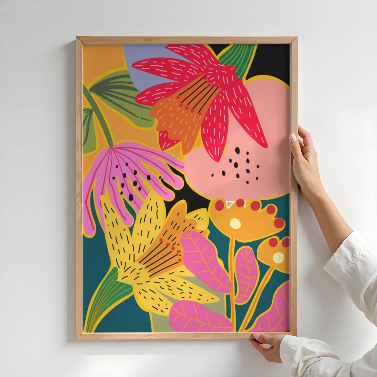 Funky Flora Fargerike Plakat er en leken og energisk plakatserie som hyller farger, former og kreativ frihet. Illustrasjon viser plakat uten hvit kantlinje i eik ramme.