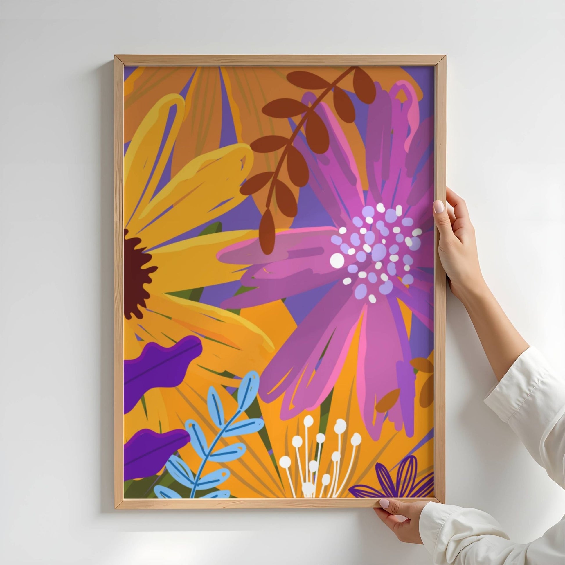 Funky Flora Fargerike Plakat er en leken og energisk plakatserie som hyller farger, former og kreativ frihet. Illustrasjon viser plakat uten hvit kantlinje i eik ramme.