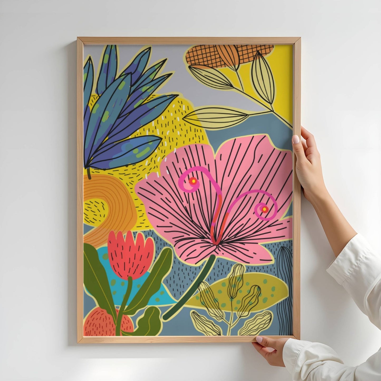 Funky Flora Fargerike Plakat er en leken og energisk plakatserie som hyller farger, former og kreativ frihet. Illustrasjon viser plakat uten hvit kantlinje i eik ramme.