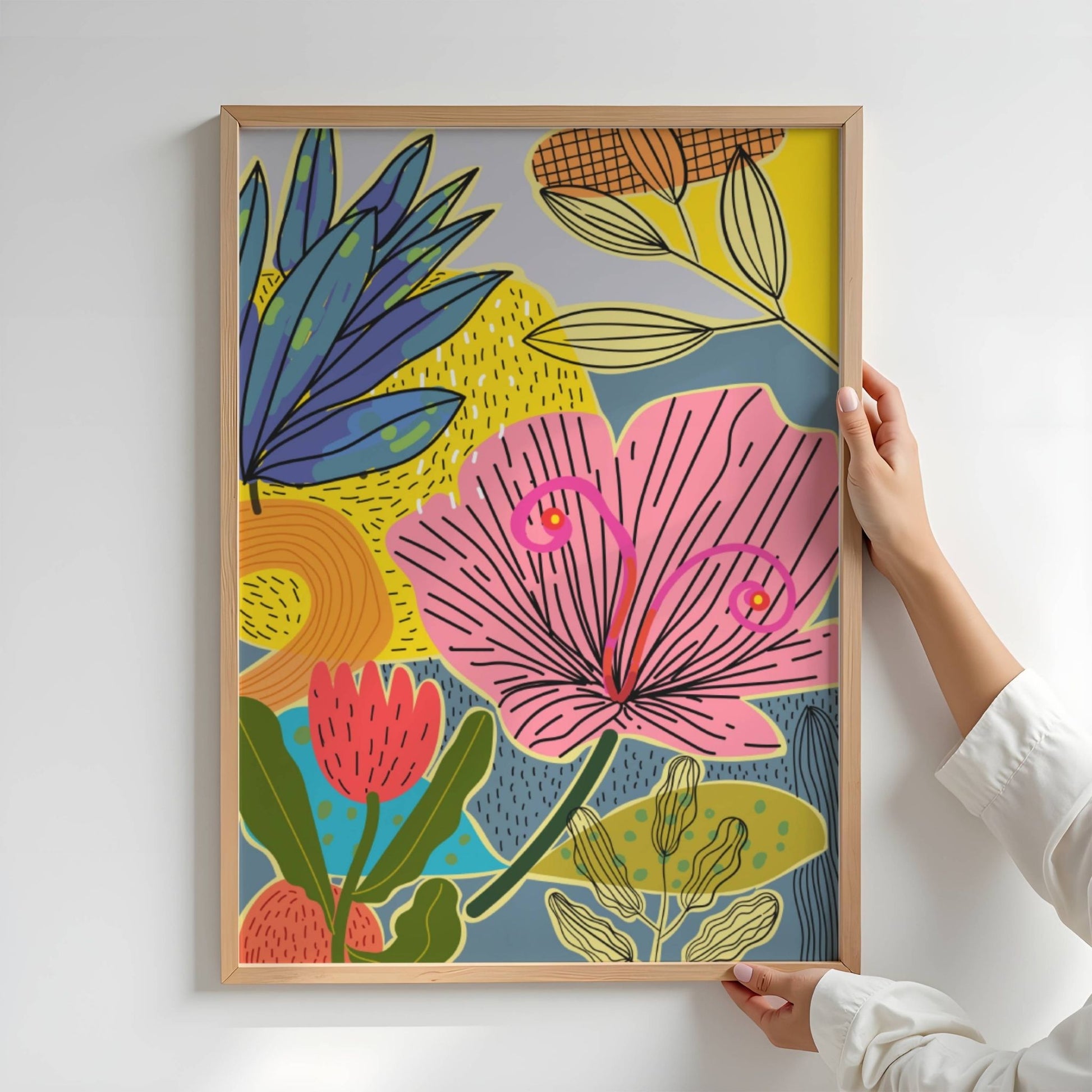 Funky Flora Fargerike Plakat er en leken og energisk plakatserie som hyller farger, former og kreativ frihet. Illustrasjon viser plakat uten hvit kantlinje i eik ramme.