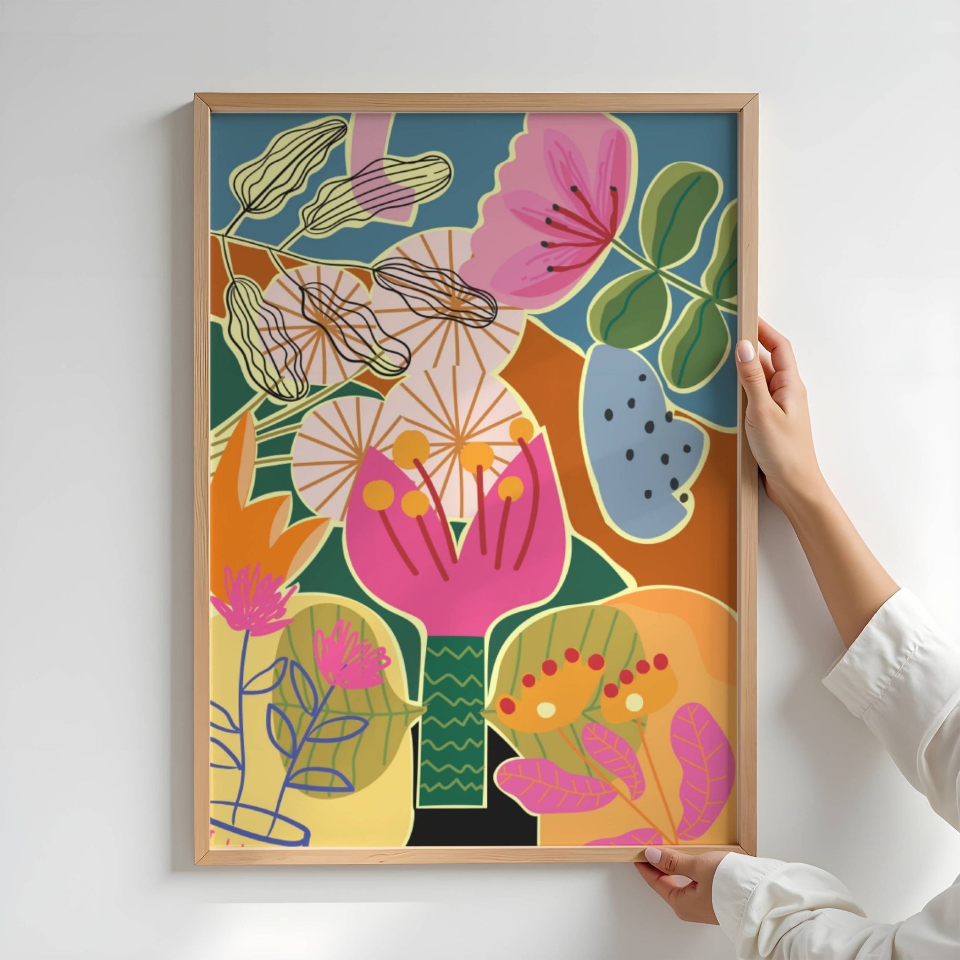Funky Flora Fargerike Plakat er en leken og energisk plakatserie som hyller farger, former og kreativ frihet. Illustrasjon viser plakat uten hvit kantlinje i eik ramme.