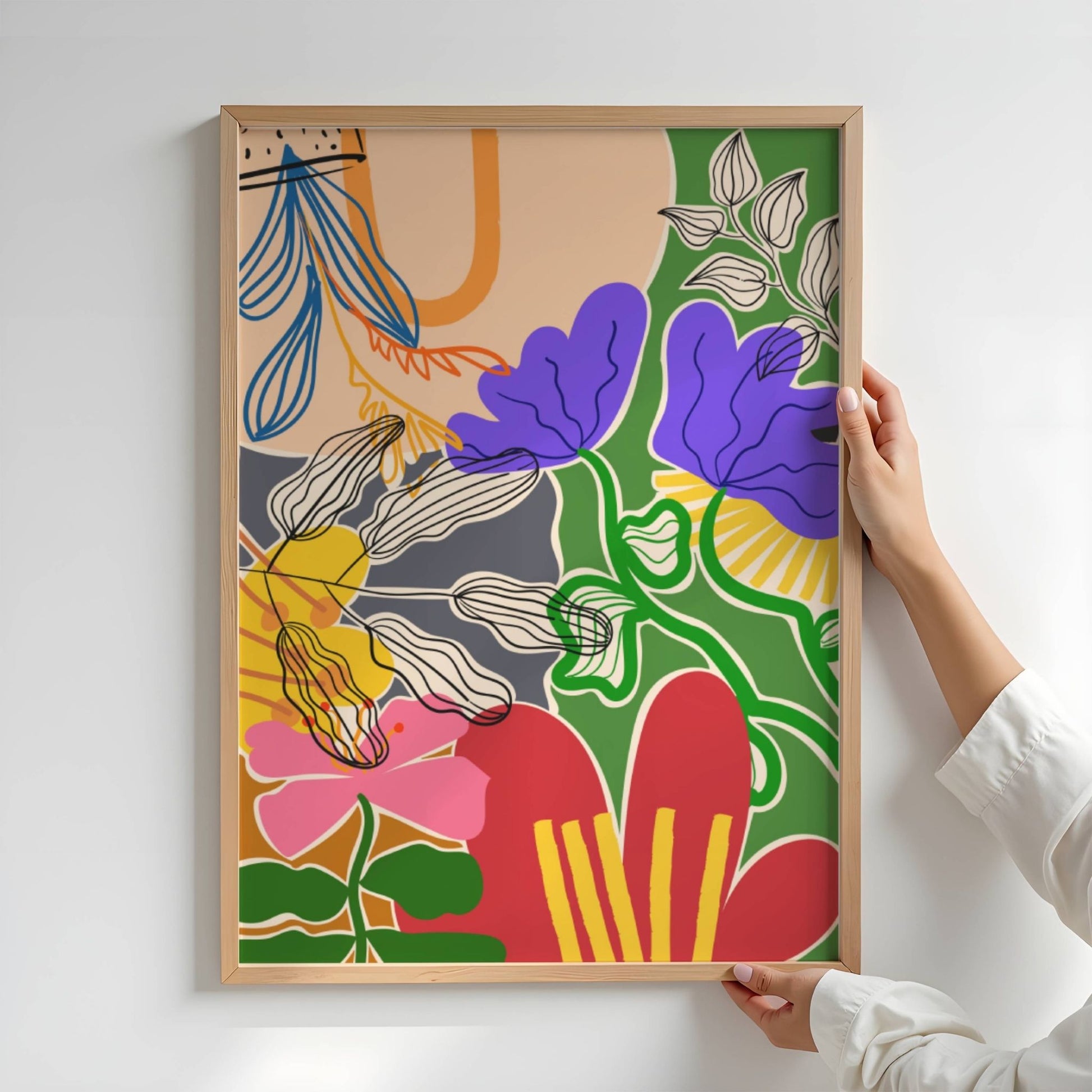 Funky Flora Fargerike Plakat er en leken og energisk plakatserie som hyller farger, former og kreativ frihet. Illustrasjon viser plakat utend hvit kantlinje i eik ramme.