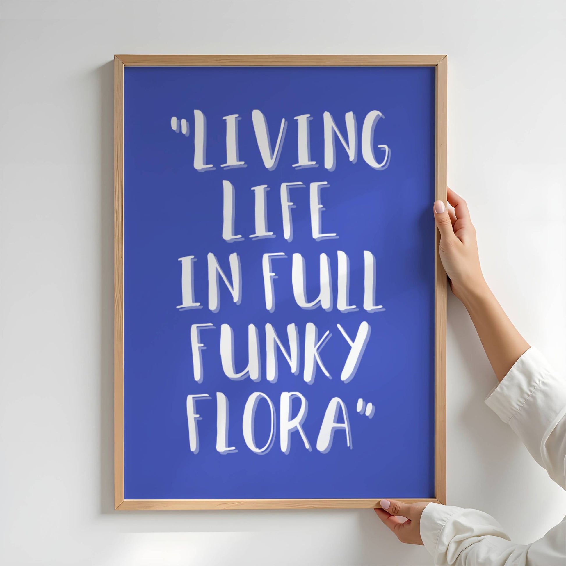 Med lekent håndtegnet typografi og blå fargevariant, er dette den perfekte følgesvenn til Funky Flora-serien. Illustrasjonen viser plakat i eik ramme.