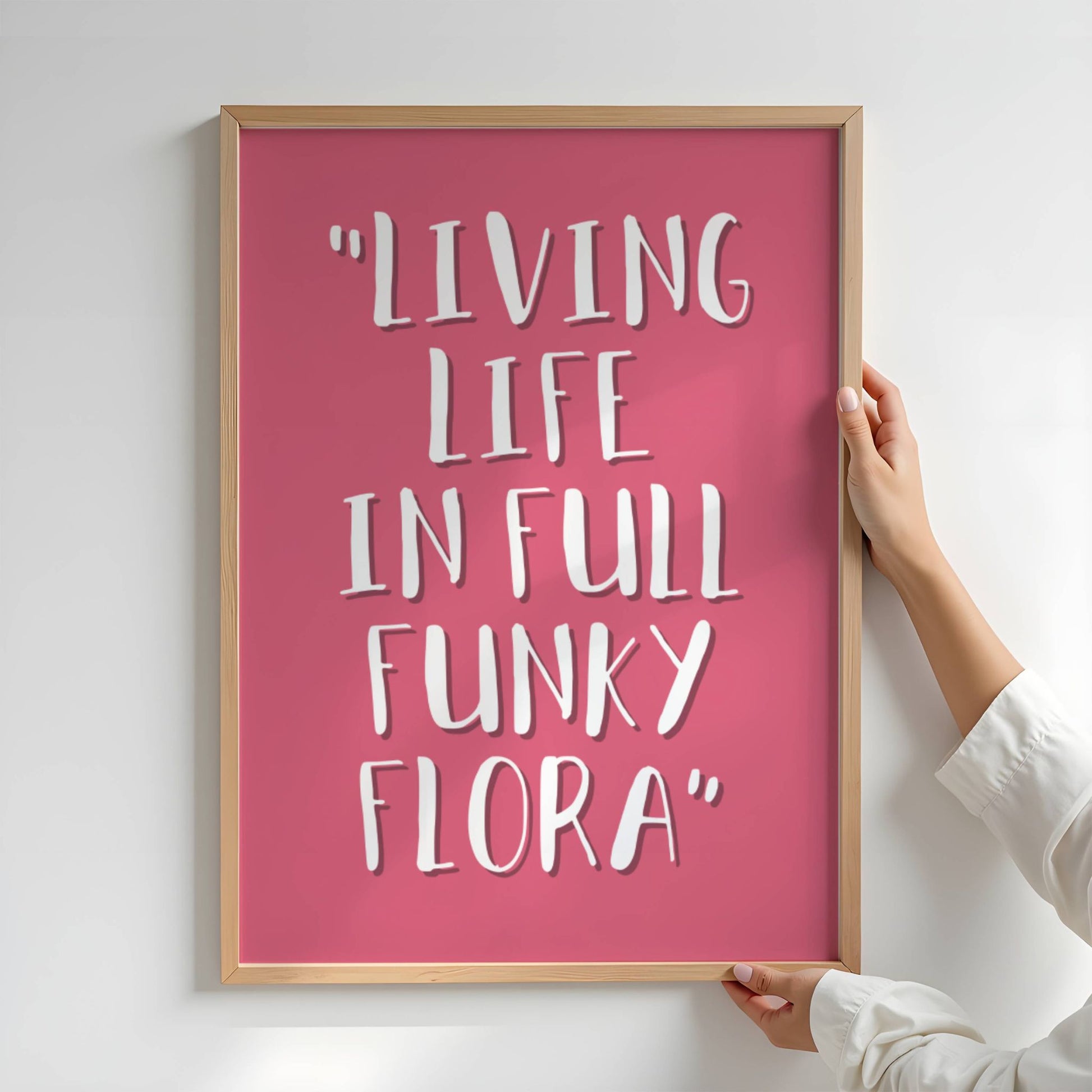 Med lekent håndtegnet typografi og cerise fargevariant, er dette den perfekte følgesvenn til Funky Flora-serien. Illustrasjonen viser plakat i eik ramme.
