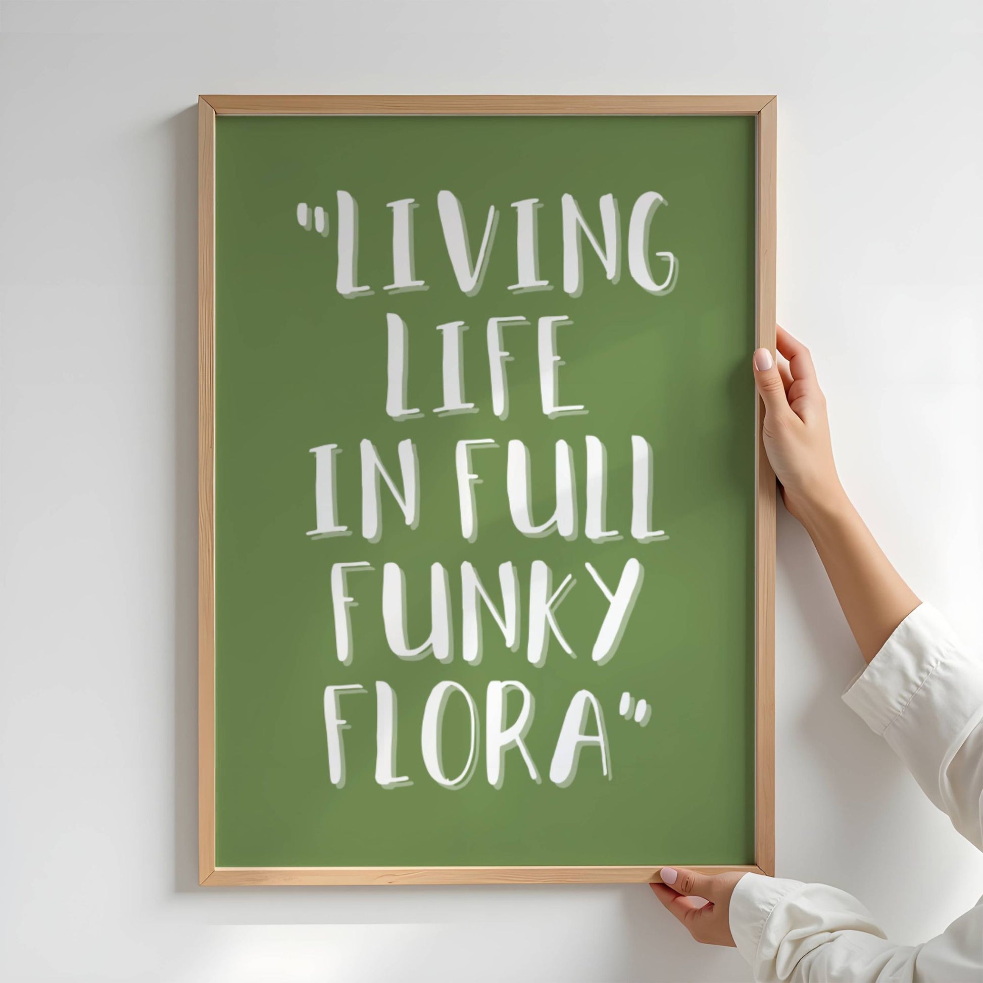 Med lekent håndtegnet typografi og grønn fargevariant, er dette den perfekte følgesvenn til Funky Flora-serien. Illustrasjonen viser plakat i eik ramme.