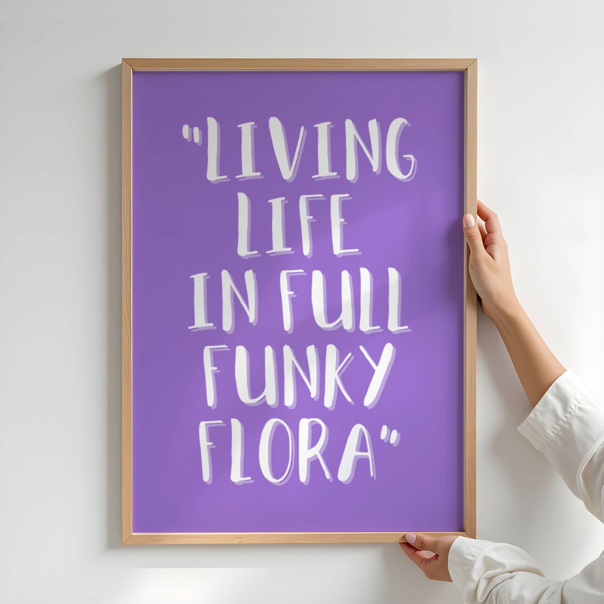 Med lekent håndtegnet typografi og lilla fargevariant, er dette den perfekte følgesvenn til Funky Flora-serien. Illustrasjonen viser plakat i eik ramme.