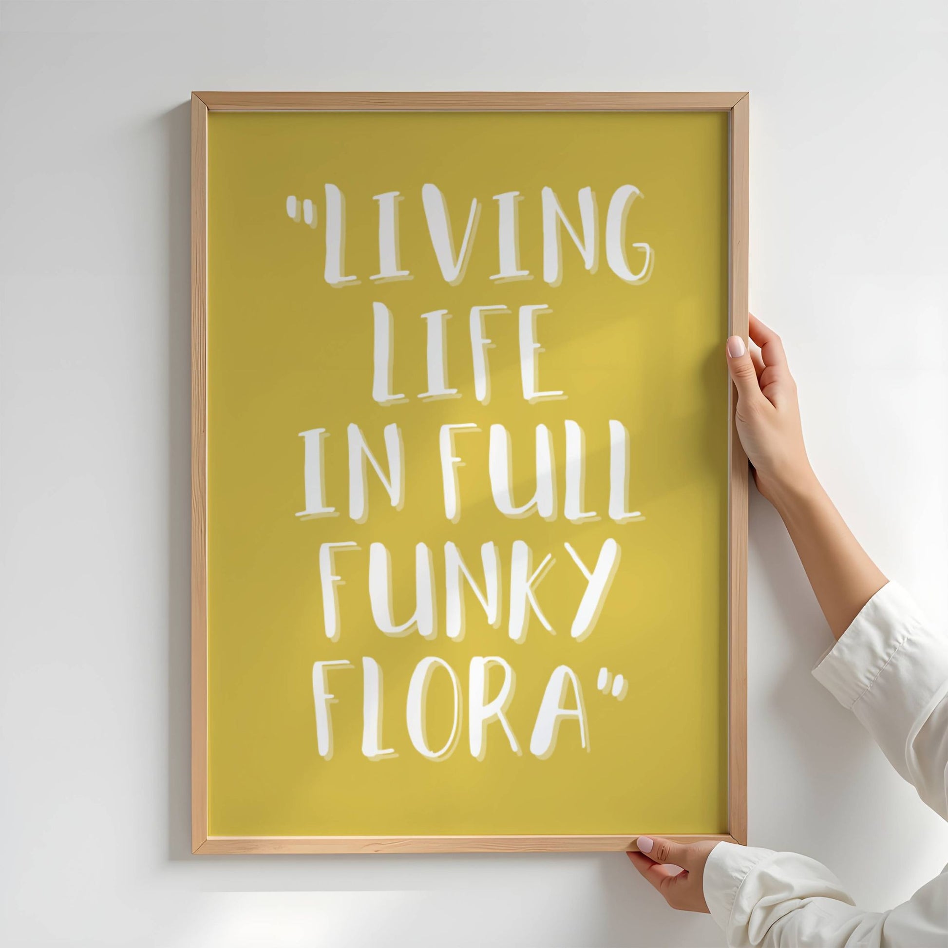 Med lekent håndtegnet typografi og oker fargevariant, er dette den perfekte følgesvenn til Funky Flora-serien. Illustrasjonen viser plakat i eik ramme.