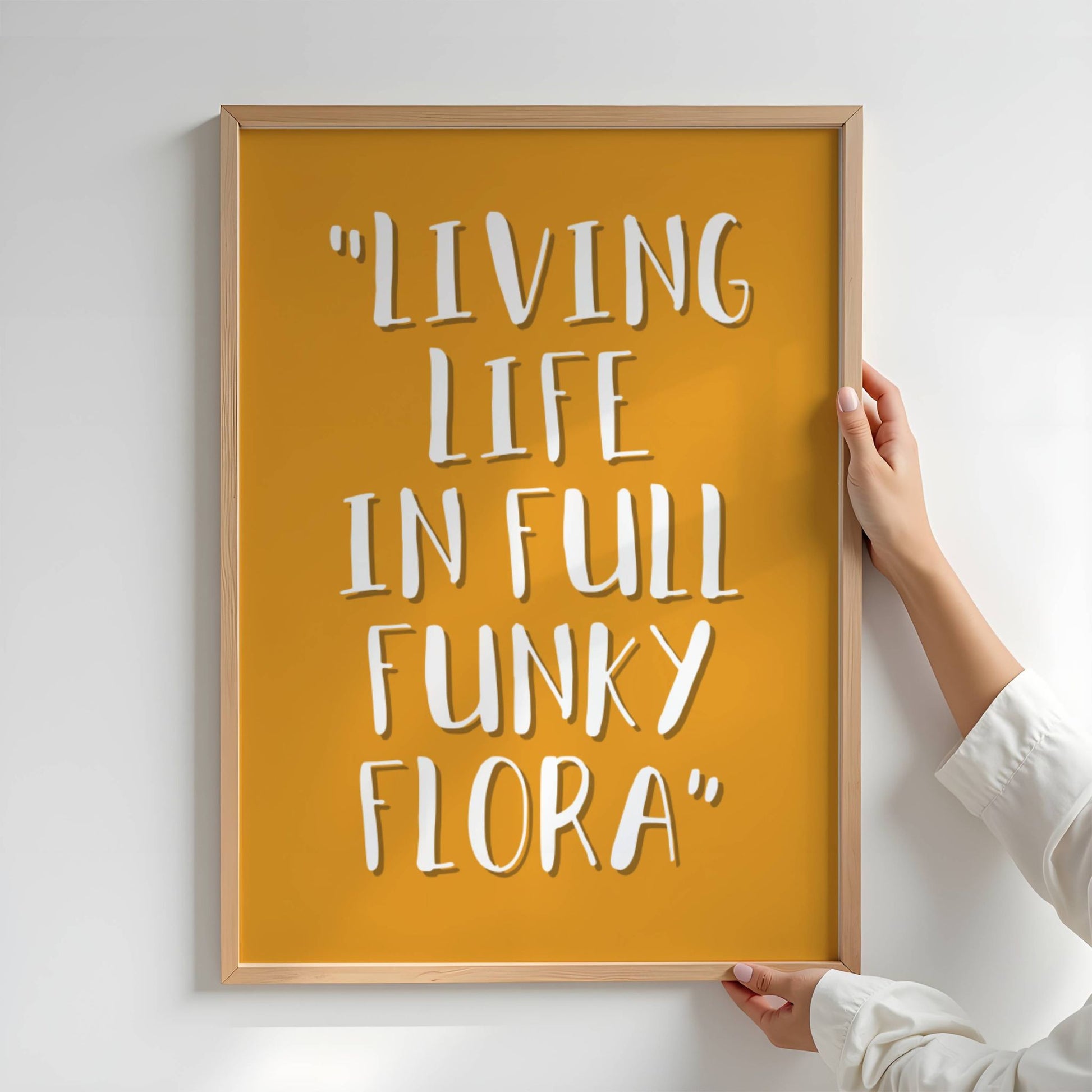 Med lekent håndtegnet typografi og oransje fargevariant, er dette den perfekte følgesvenn til Funky Flora-serien. Illustrasjonen viser plakat i eik ramme.