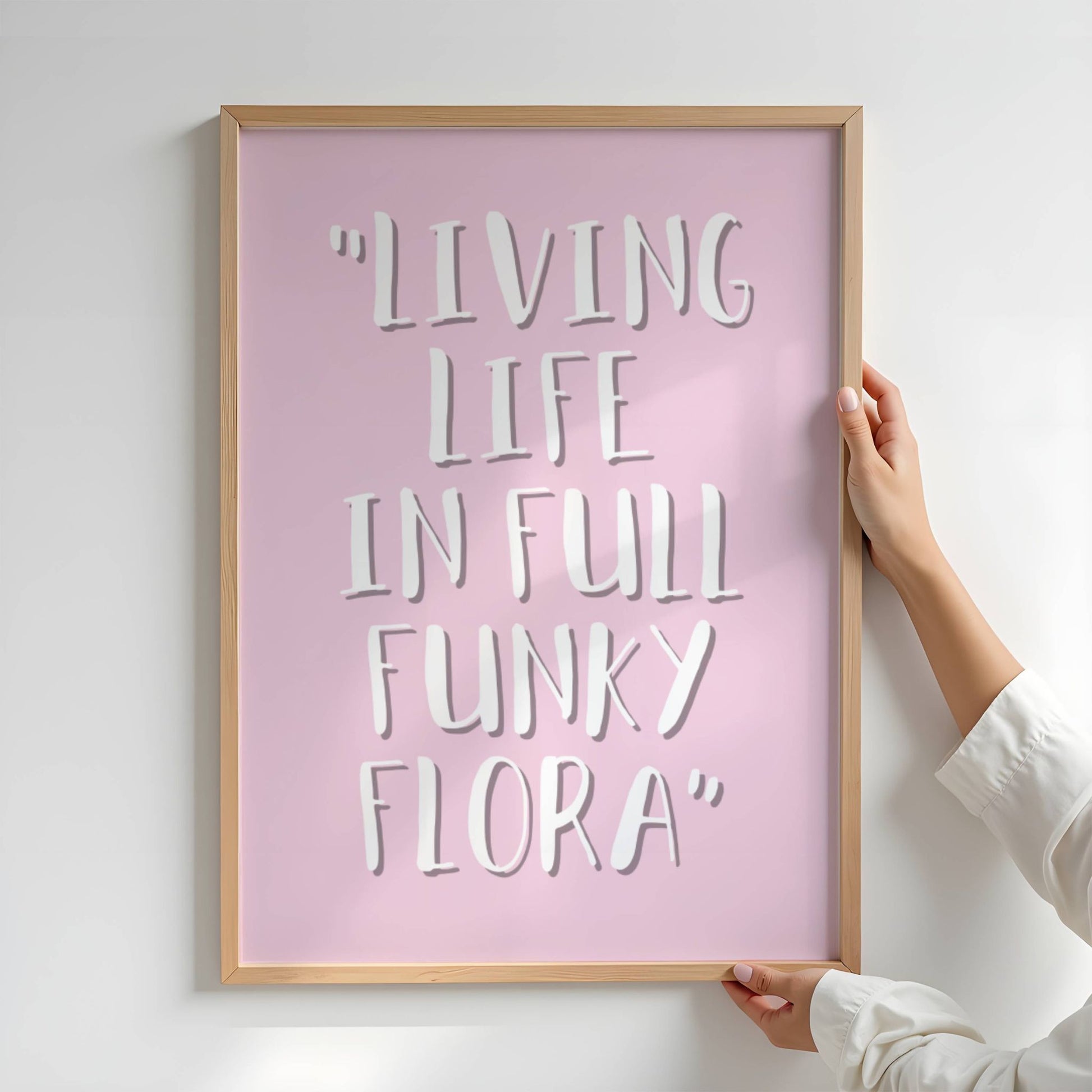 Med lekent håndtegnet typografi og rosa fargevariant, er dette den perfekte følgesvenn til Funky Flora-serien. Illustrasjonen viser plakat i eik ramme.