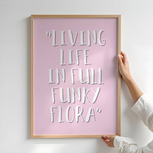 Med lekent håndtegnet typografi og rosa fargevariant, er dette den perfekte følgesvenn til Funky Flora-serien. Illustrasjonen viser plakat i eik ramme.