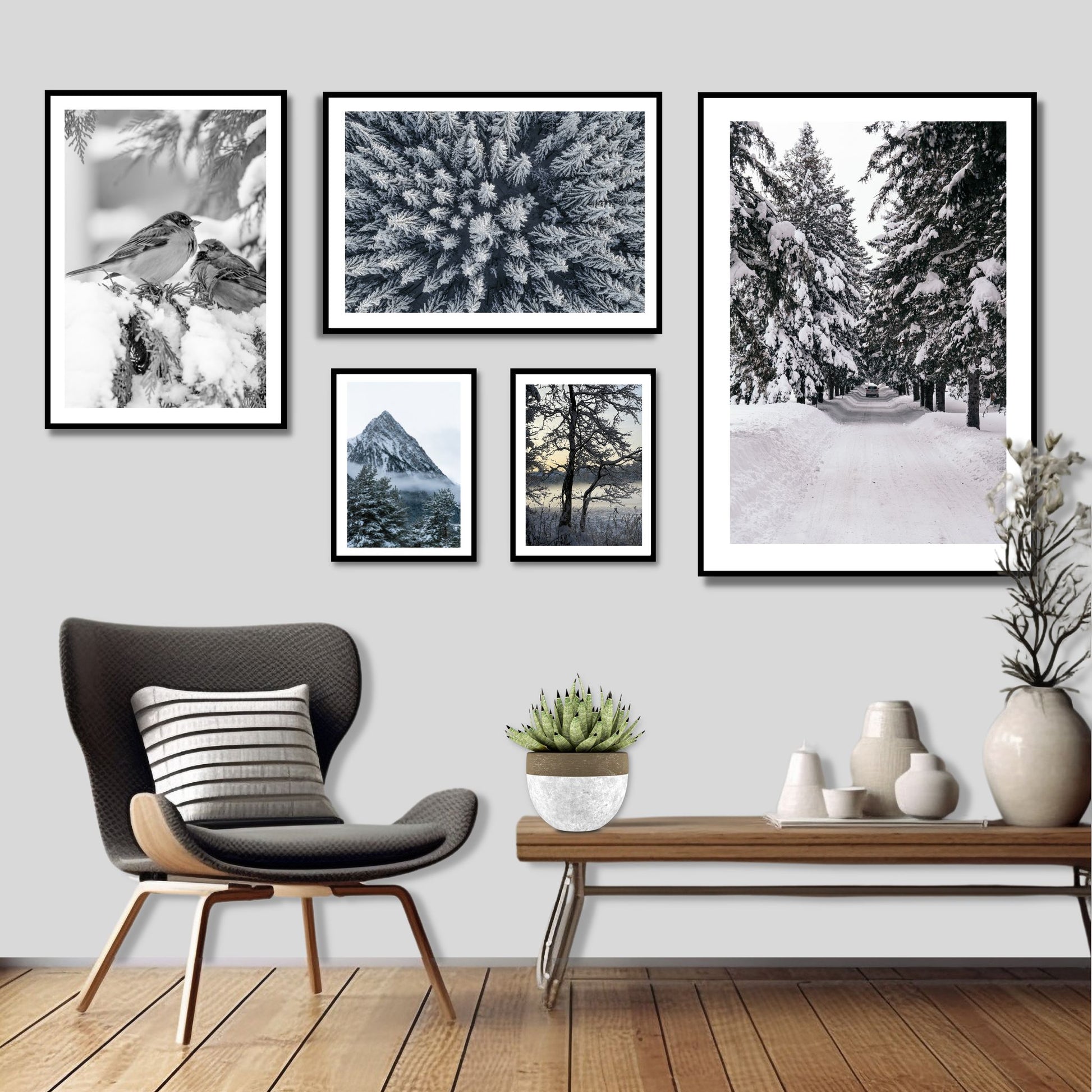 Lag en gallerivegg med vinterbilder. Galleri Vinter No2 består av 5 forskjelige motiv. Illustrasjonen viser gallerivegg med plakater.