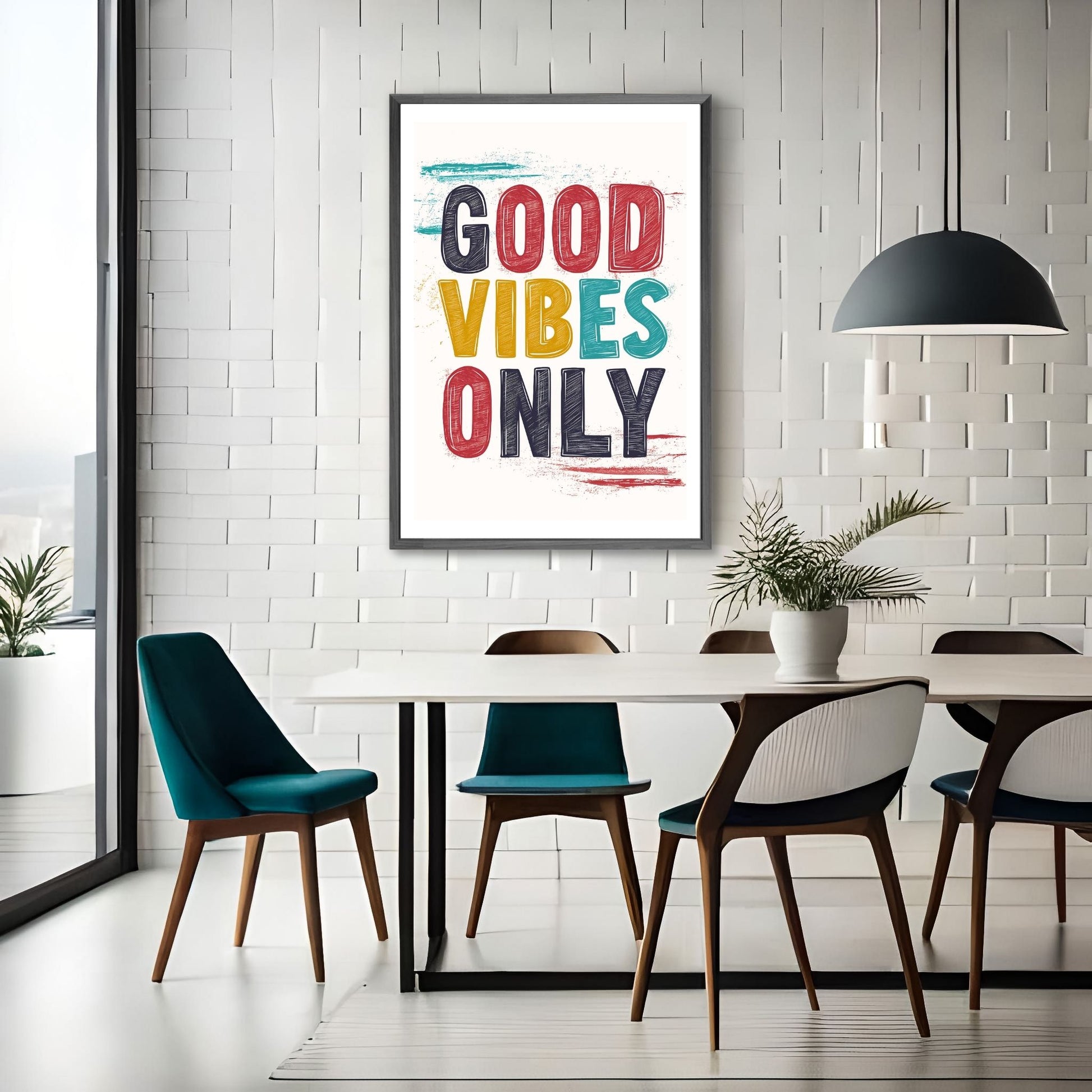 Grafisk illustrasjon med teksten "Good Vibes Only" i store, fete bokstaver i rødt, gult og blått mot en blå bakgrunn. Illustrasjonsfoto av plakat i sort ramme på en vegg ved et spisebord.