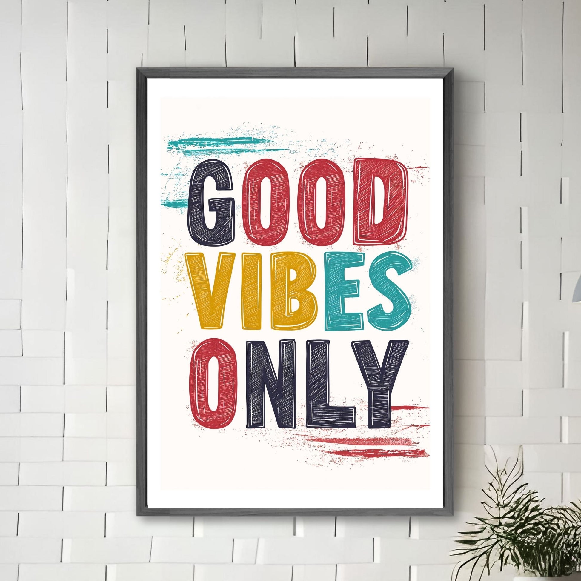 Grafisk illustrasjon med teksten "Good Vibes Only" i store, fete bokstaver i rødt, gult og blått mot en blå bakgrunn. Illustrasjonsfoto av plakat i sort ramme på en vegg.