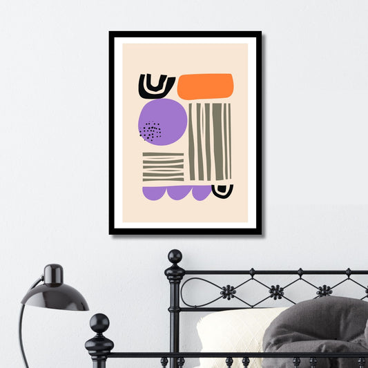 Denne unike kunstverkets visuelle dynamikk er skapt gjennom en intrikat håndtegnet abstrakt stil. Med fargerike kombinasjoner av svart, oransje, lilla og grått, satt mot en dempet oransje bakgrunn. Illustrasjonsfoto viser motivet som plakat i svart ramme.