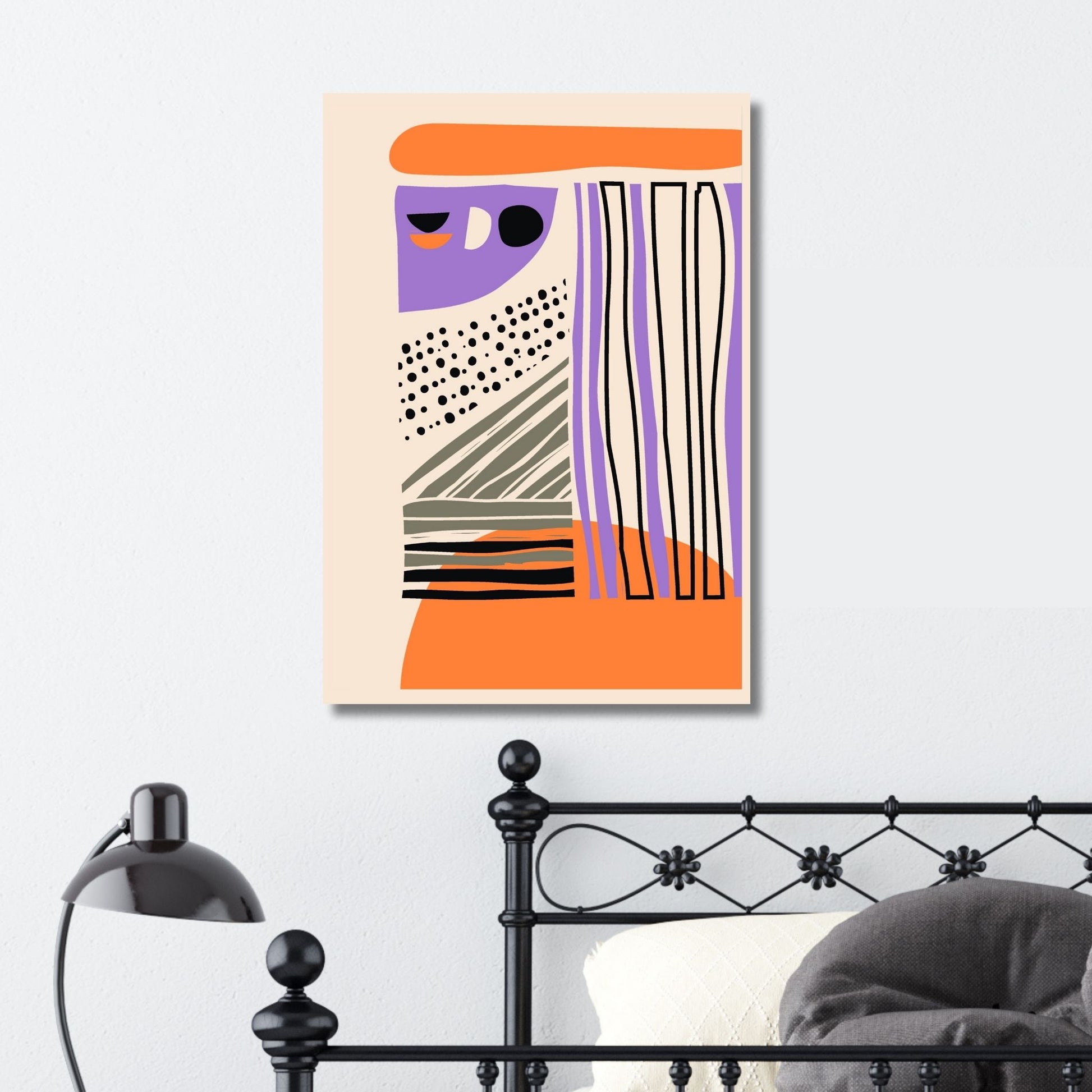 Denne unike kunstverkets visuelle dynamikk er skapt gjennom en intrikat håndtegnet abstrakt stil. Med fargerike kombinasjoner av svart, oransje, lilla og grått, satt mot en dempet oransje bakgrunn. Illustrasjonsfoto viser motivet på lerret.